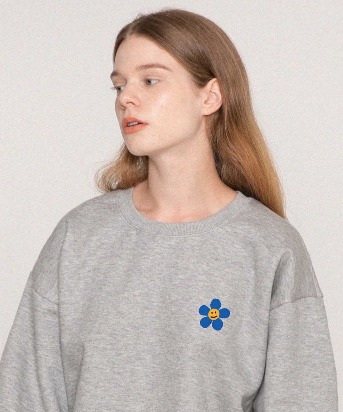 그레이버(GRAVER) [UNISEX]블루 플라워도트 스마일로고 맨투맨_그레이