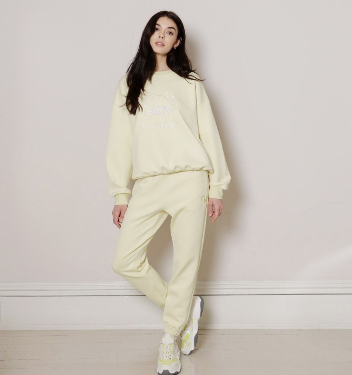 씨드느와(C DE NOIRS) WOMEN THE LOOSE-FIT SWEAT PANTS (PASTEL YELLOW)
