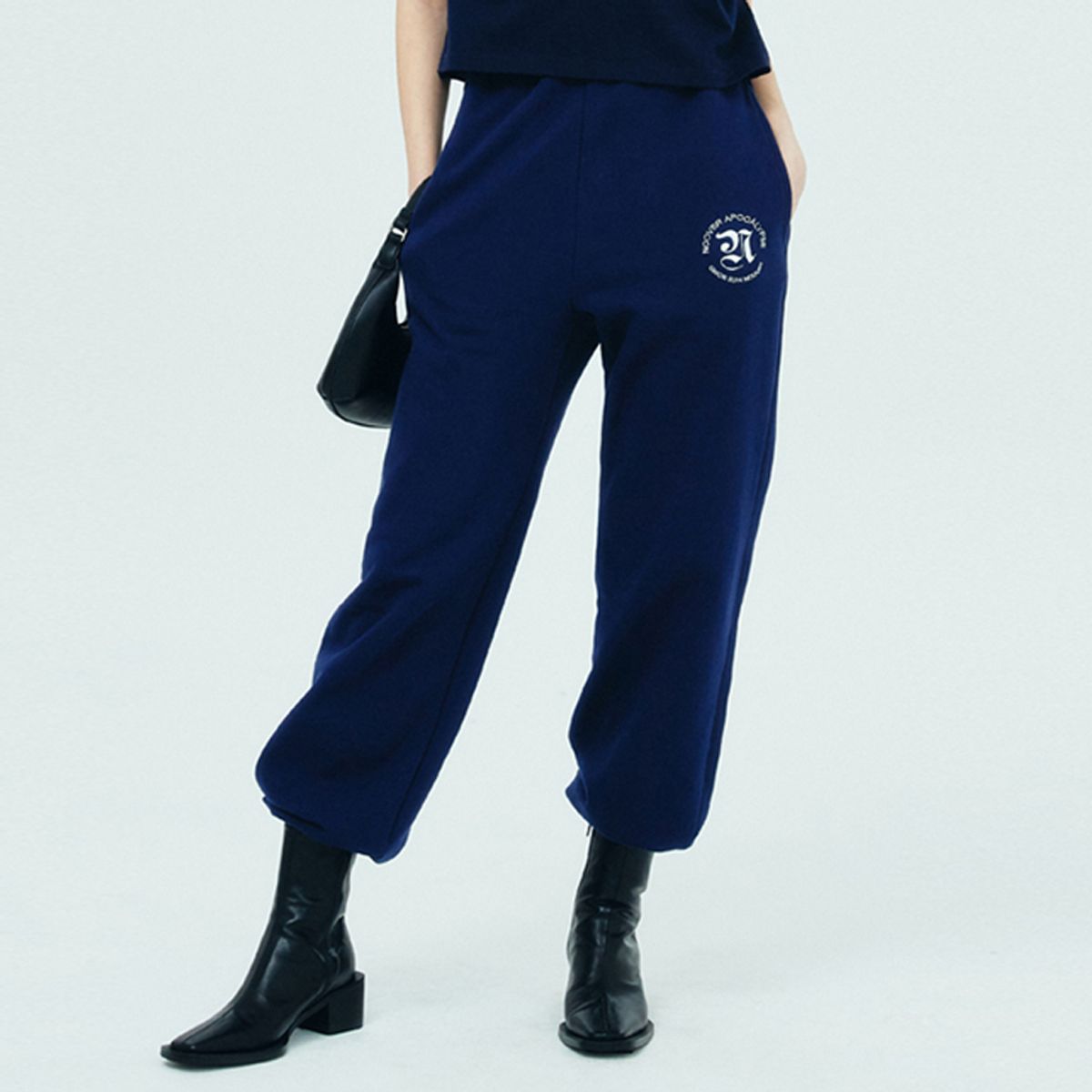 앤커버(NCOVER) ROMAN TYPO LOGO TRAINING PANTS-NAVY