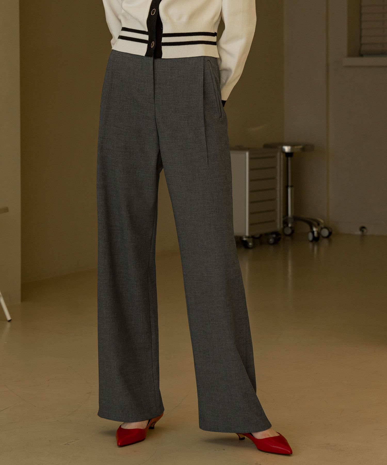 MUSINSA | SIYAZU SIPT7022 One Tuck Side Banding Slacks_Charcoal