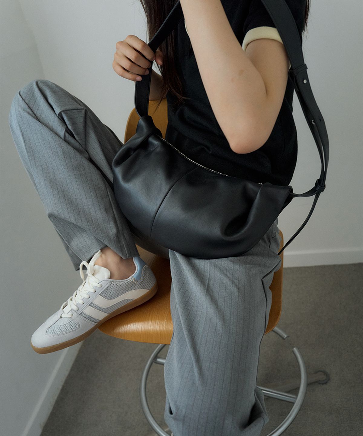 플로르(FLOR) 오위 슬링 호보백 Ohwi Leather Sling Bag Black