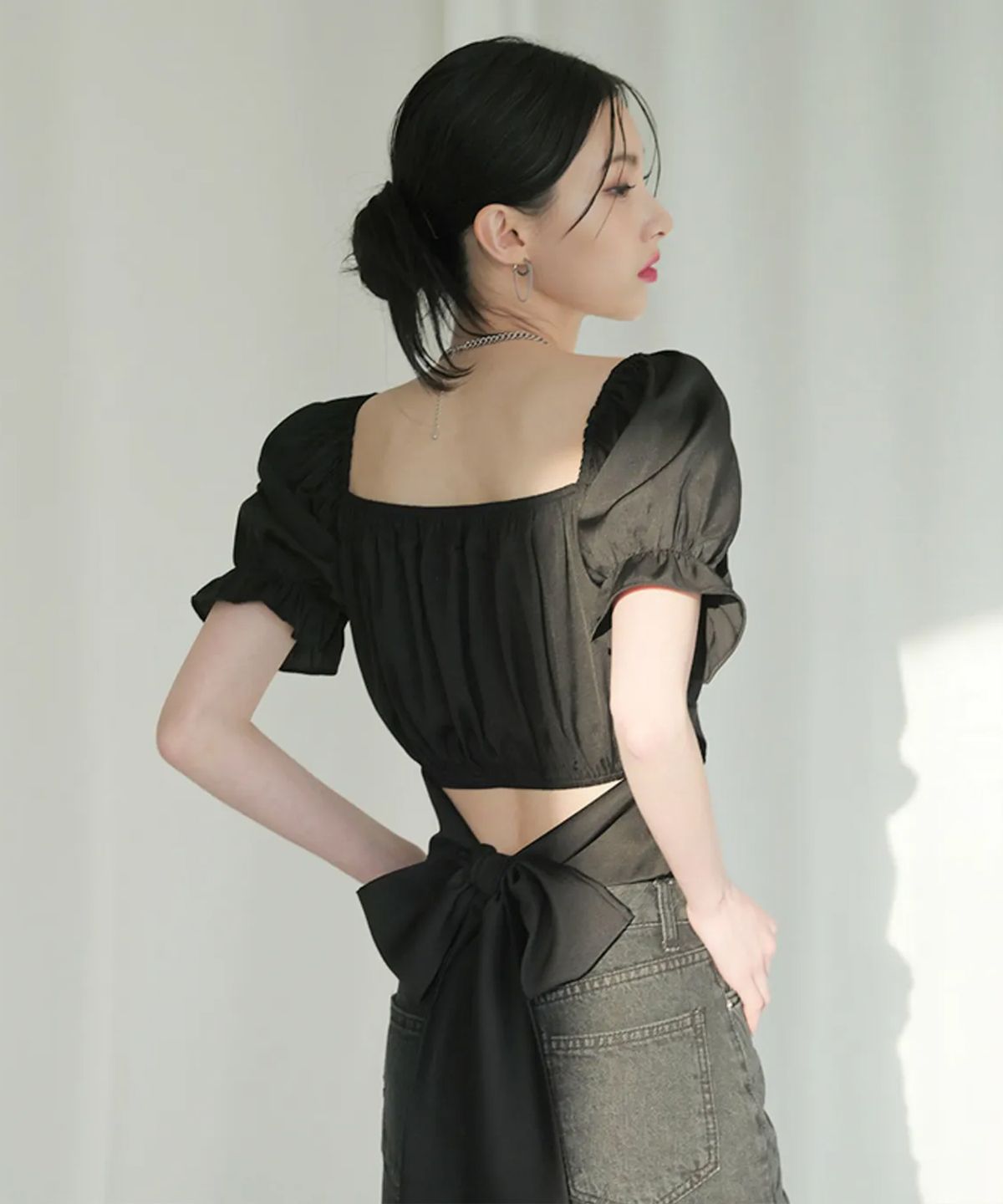 어반드레스(AVANDRESS) BACK RIBBON SQUARE Short-sleeve BLOUSE BLACK