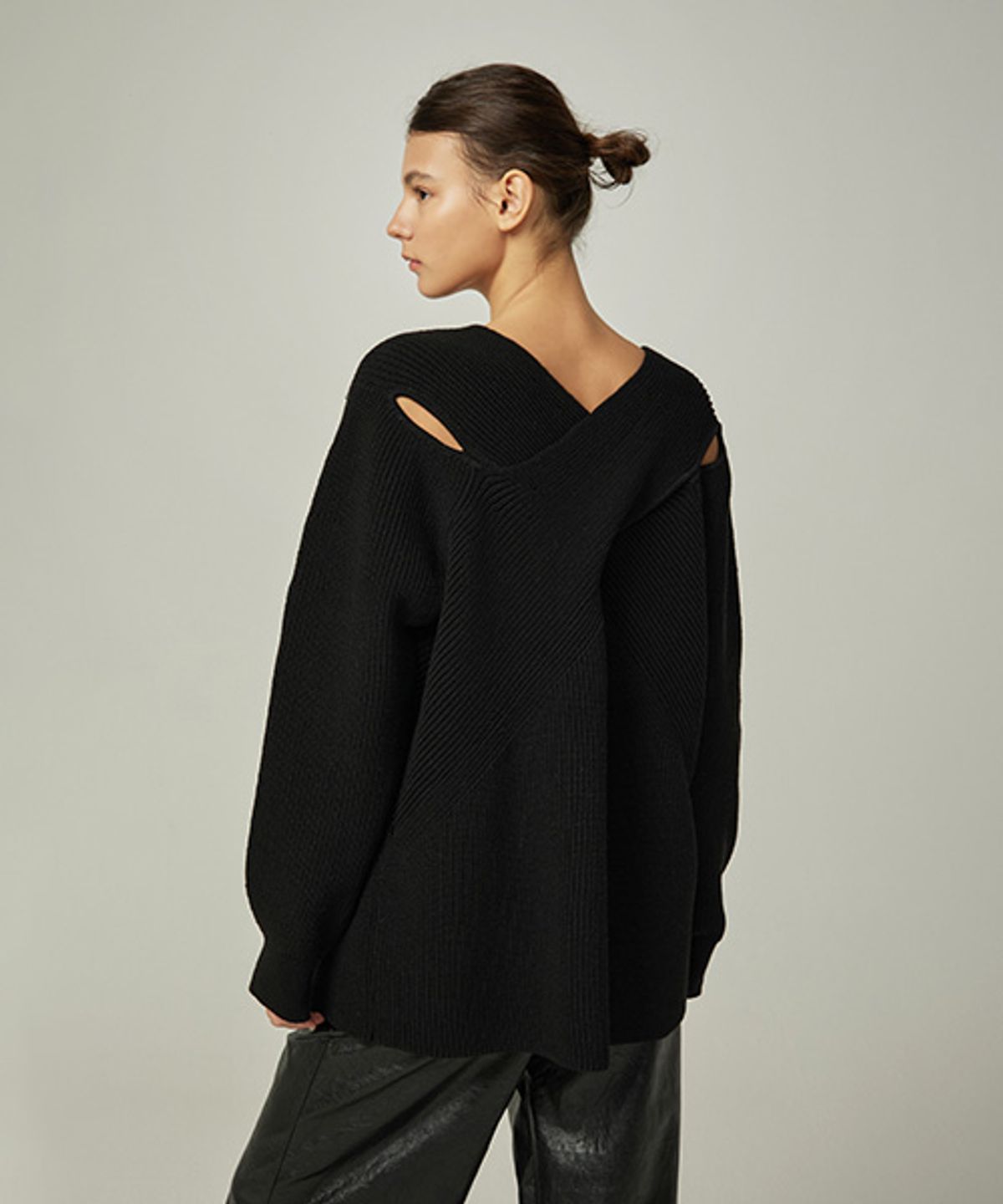 아바몰리(AVA MOLLI) SLIT DETAIL LOOSE FIT PULLOVER (BLACK)