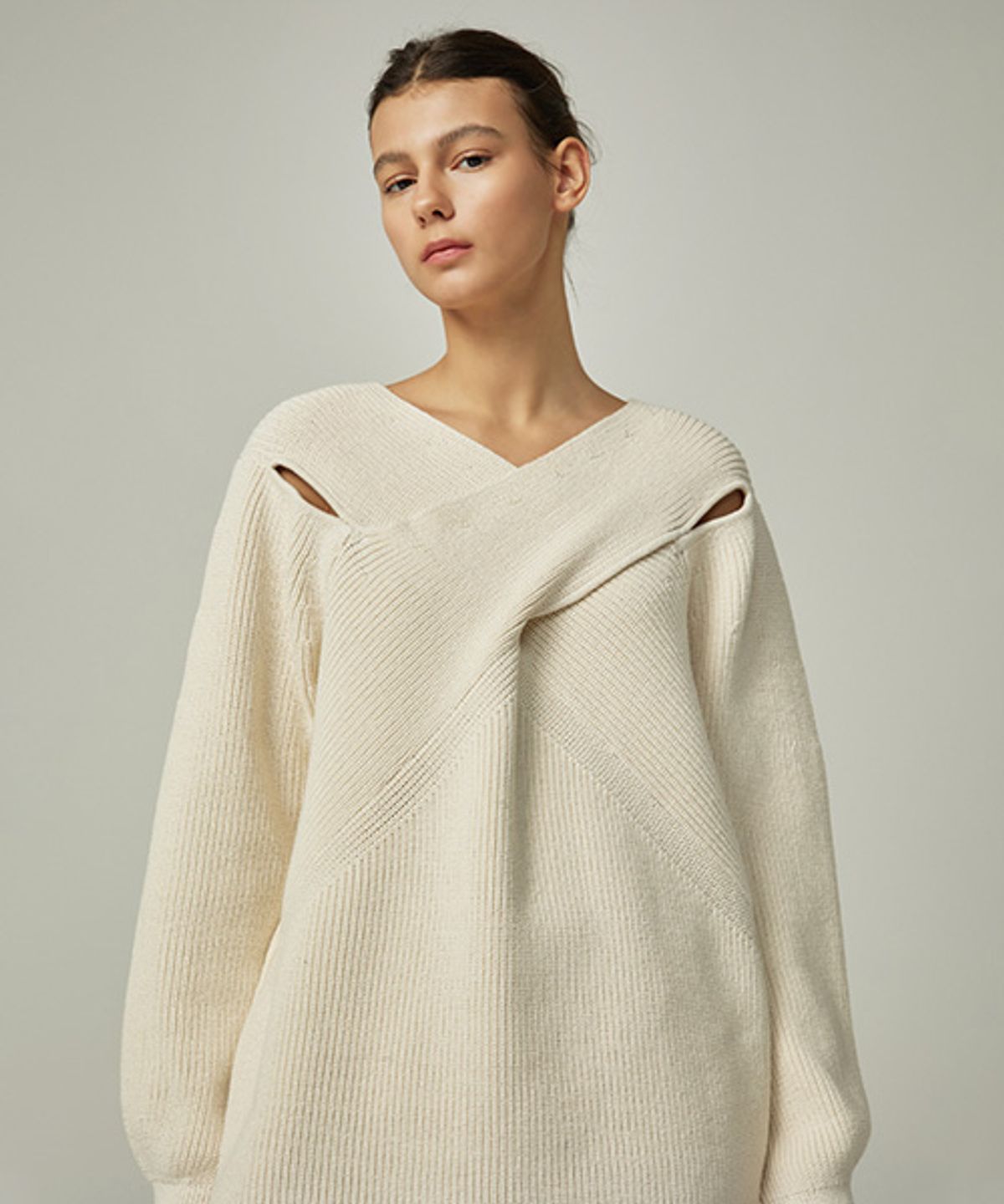 아바몰리(AVA MOLLI) SLIT DETAIL LOOSE FIT PULLOVER (NATURAL)