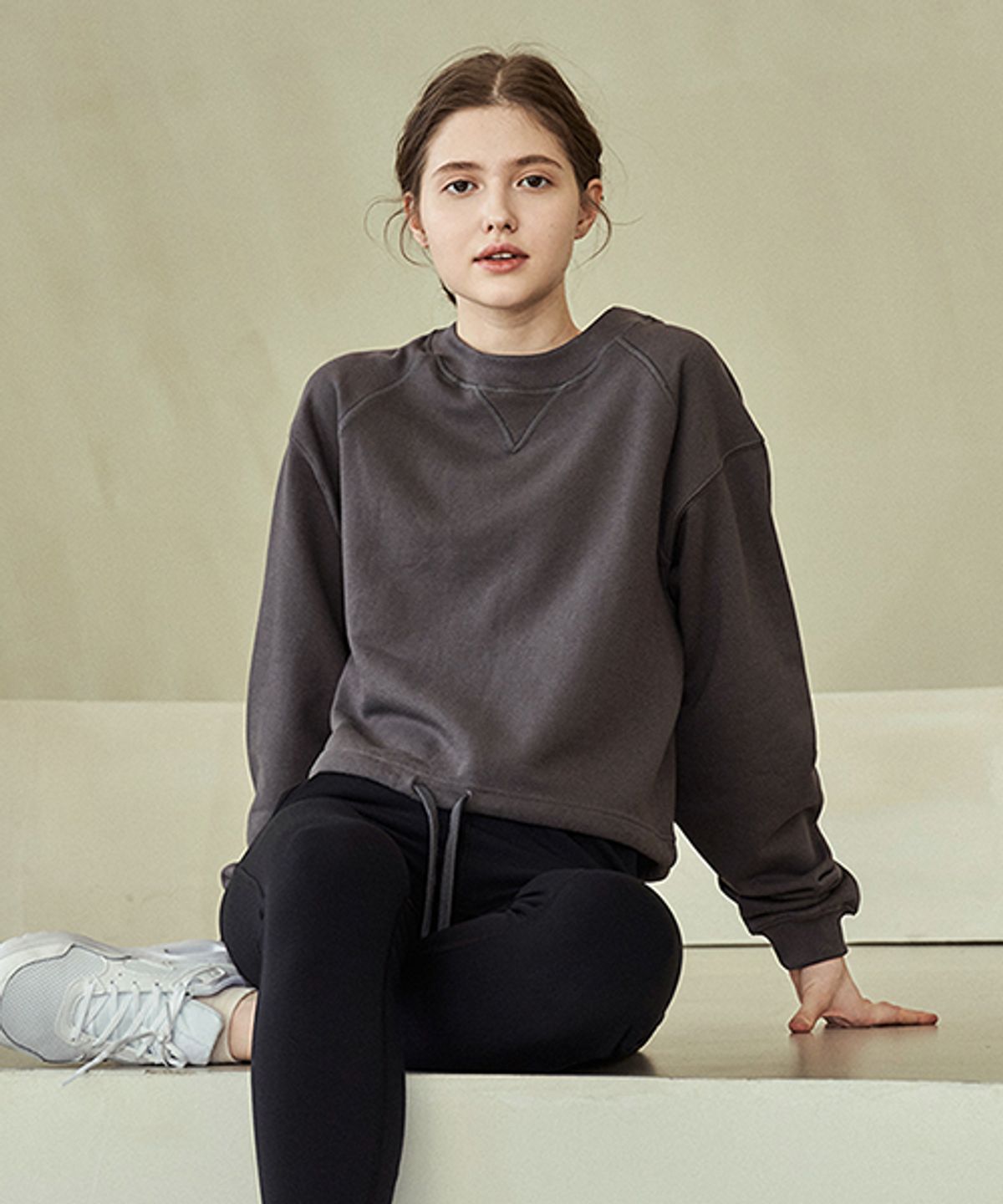 레이나모라(REINAMORA) 스위트 스웨트 크롭 맨투맨 챠콜