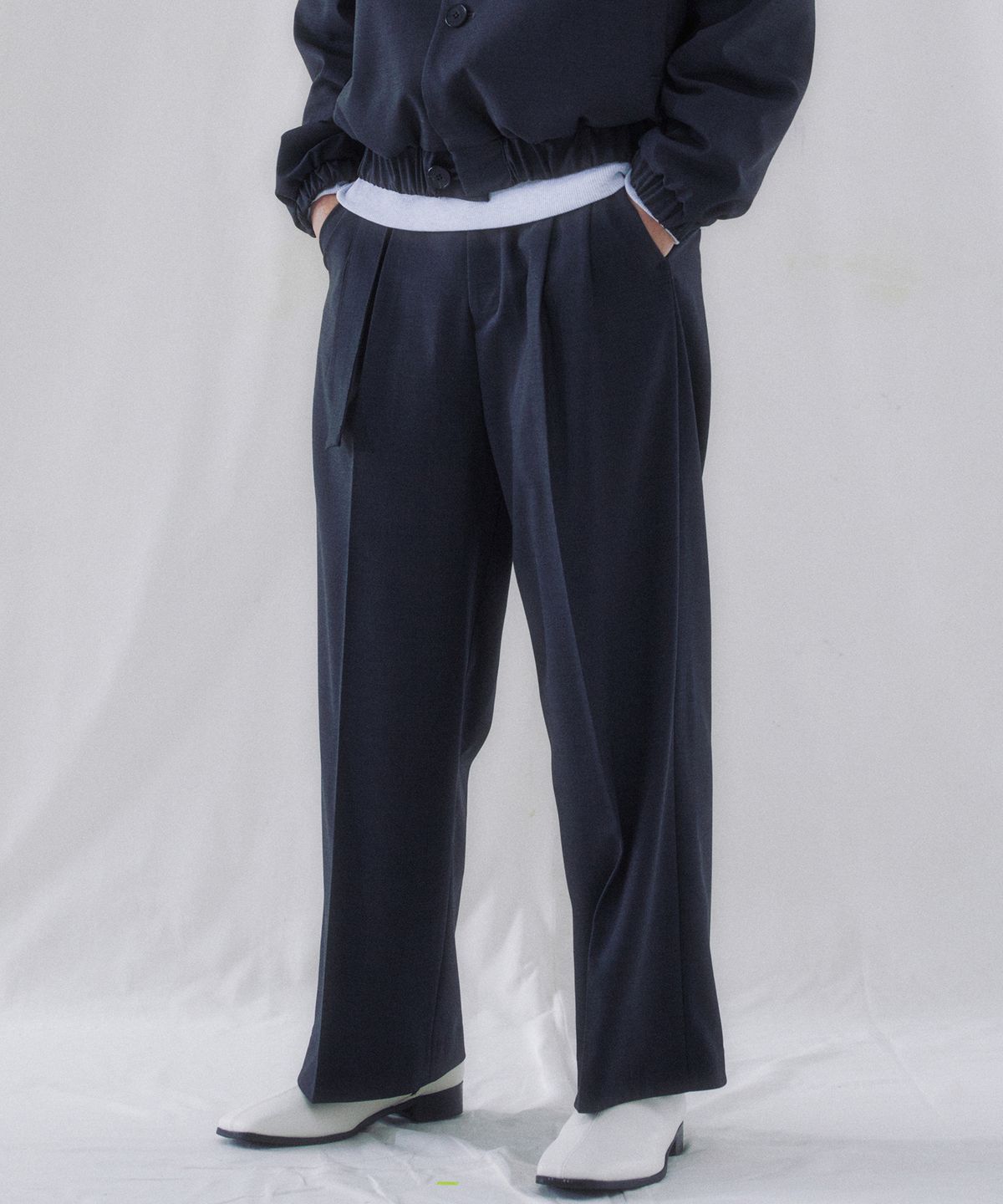 핀스드룩(FINSDRUCK) DETACHABLE BELTED 2-TUCK REAL WIDE SLACKS (DARK GREY)