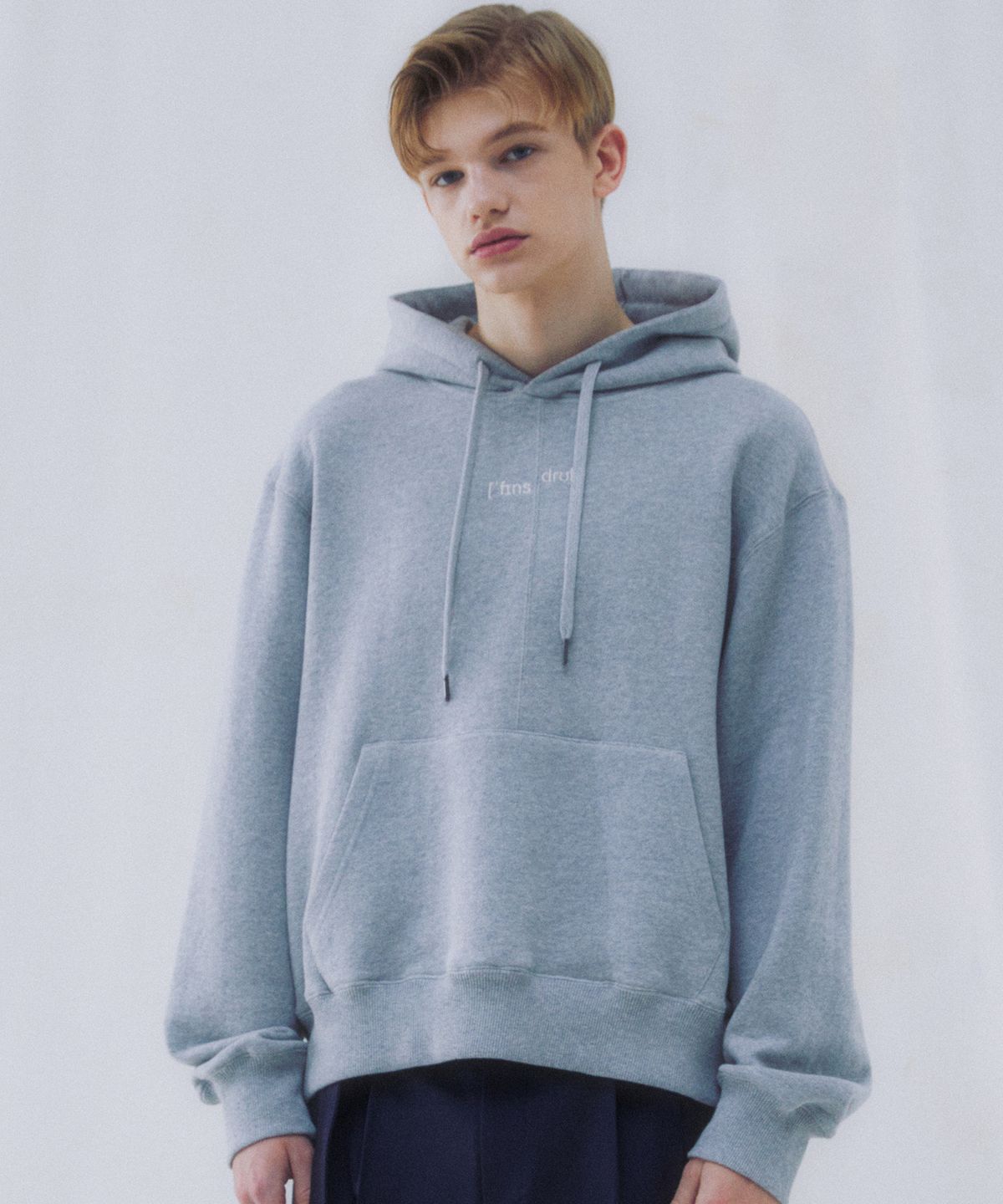 핀스드룩(FINSDRUCK) EMBROIDERY POINT SEMI-OVERSIZED HOODIE TOP (MELANGE GREY)