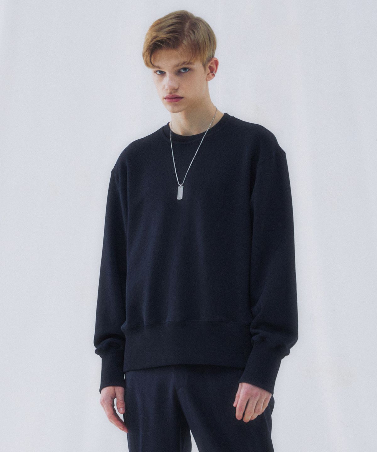 핀스드룩(FINSDRUCK) ESSENTIAL WAPPEN POINT STANDARD FIT SWEAT TOP (BLACK)