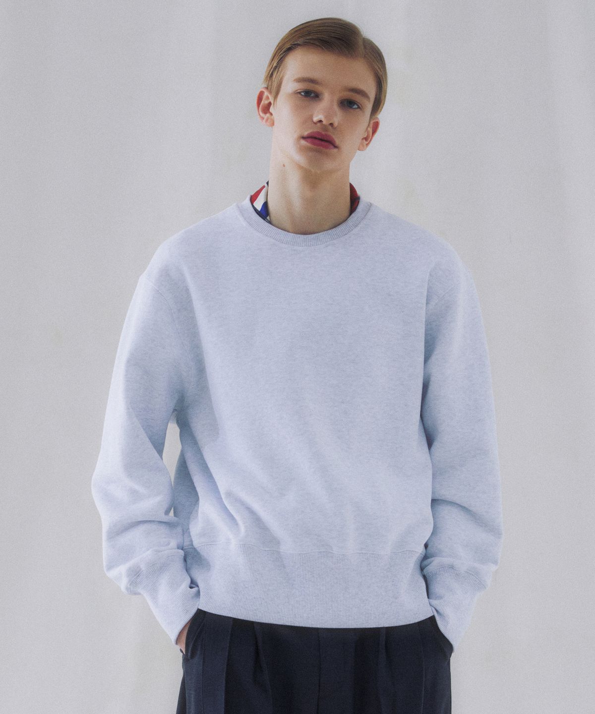 핀스드룩(FINSDRUCK) ESSENTIAL WAPPEN POINT STANDARD FIT SWEAT TOP (MELANGE GREY)