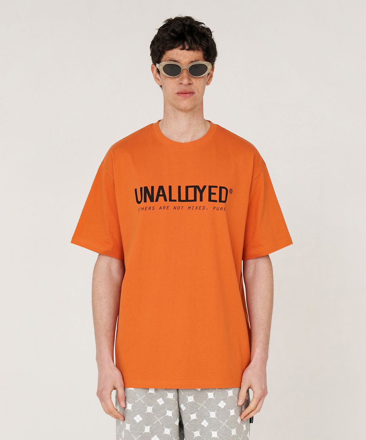어널로이드(UNALLOYED) 로고 티셔츠 / 오렌지