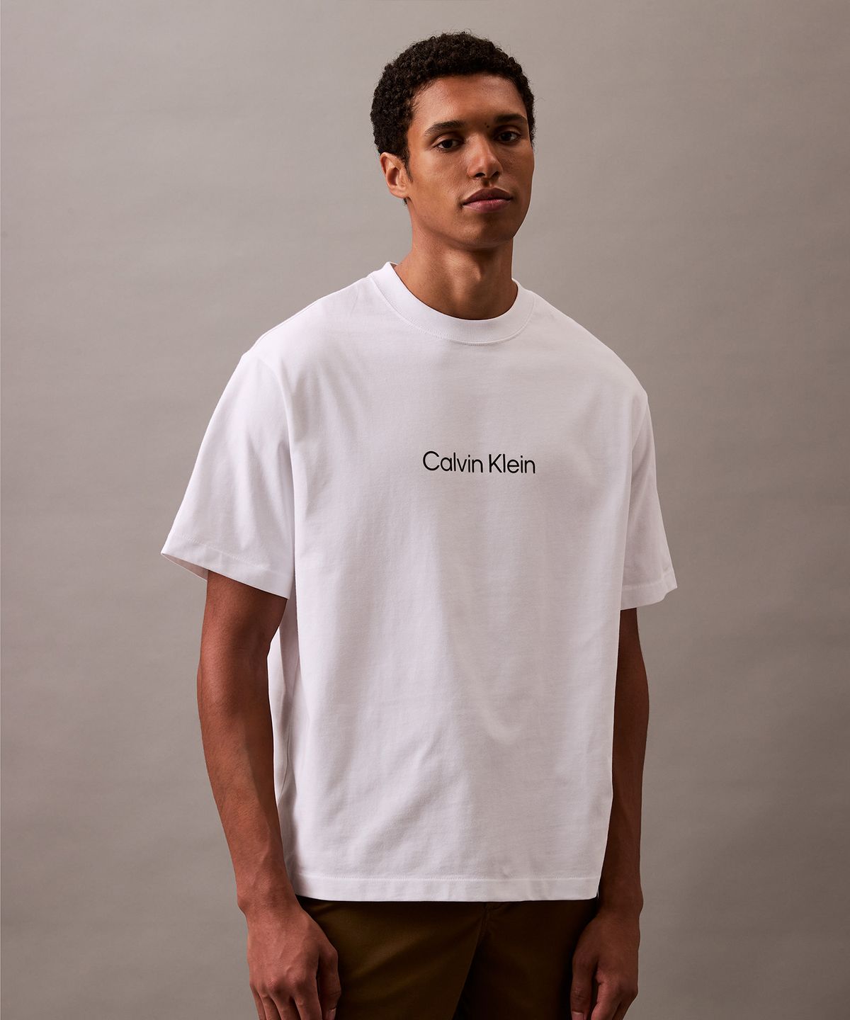 캘빈클라인 진(CALVIN KLEIN JEANS) 남 릴렉스핏 스탠다드 로고 반팔 티셔츠 40HM228 YAF