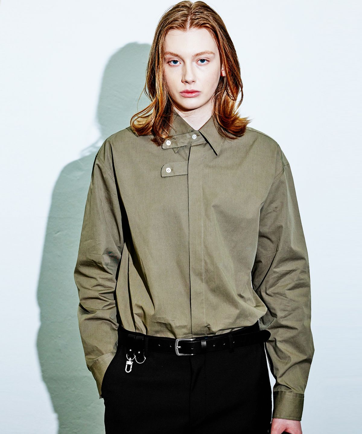 에스에스와이(SSY) (오가닉코튼) 칼라 스트랩 릴렉스핏 셔츠 브라운 카키