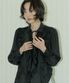 러플 페미닌 타이 블라우스 - 블랙