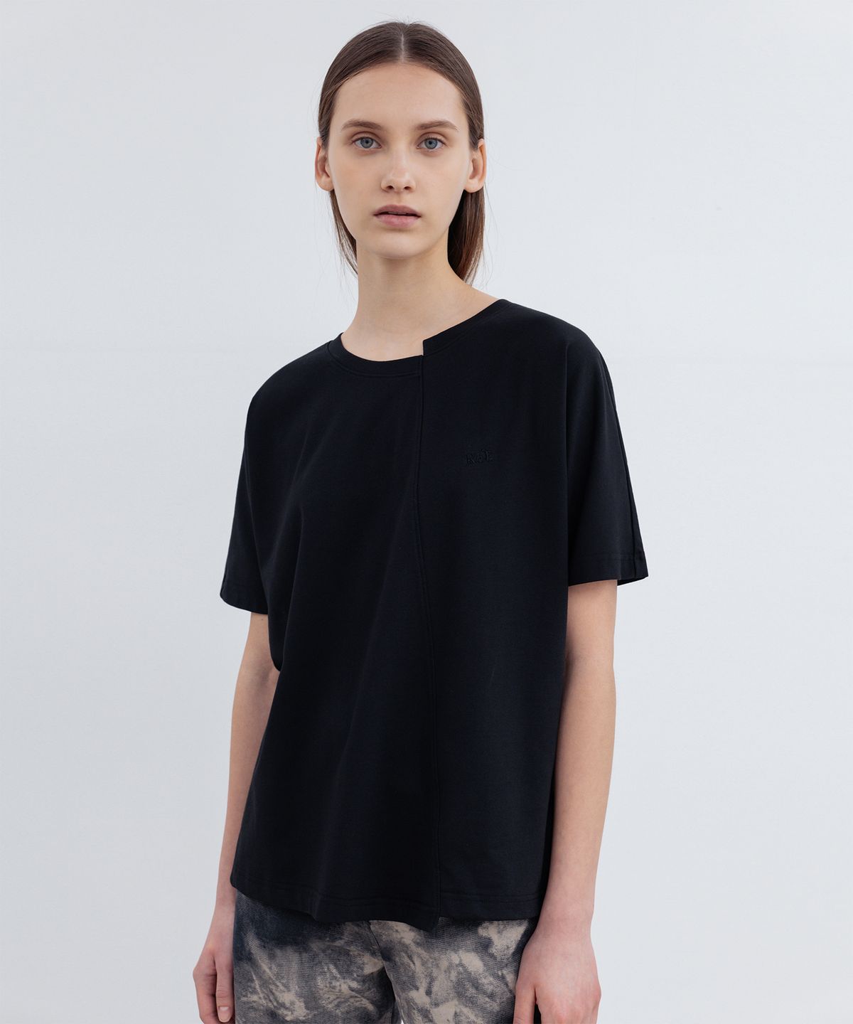 리이(RE RHEE) LOGO EMBROIDERED UNBALANCED CUT T SHIRTS BK