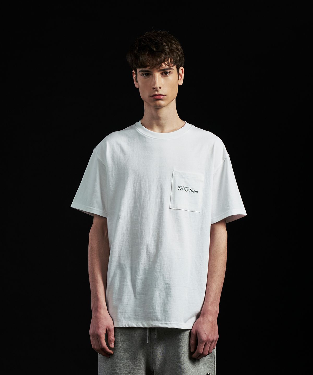 프라이데이 나이트 골프 클럽(FRIDAY NIGHT GOLF CLUB) FRIDAY NIGHT 로고 포켓 반팔 티_Unisex(White)