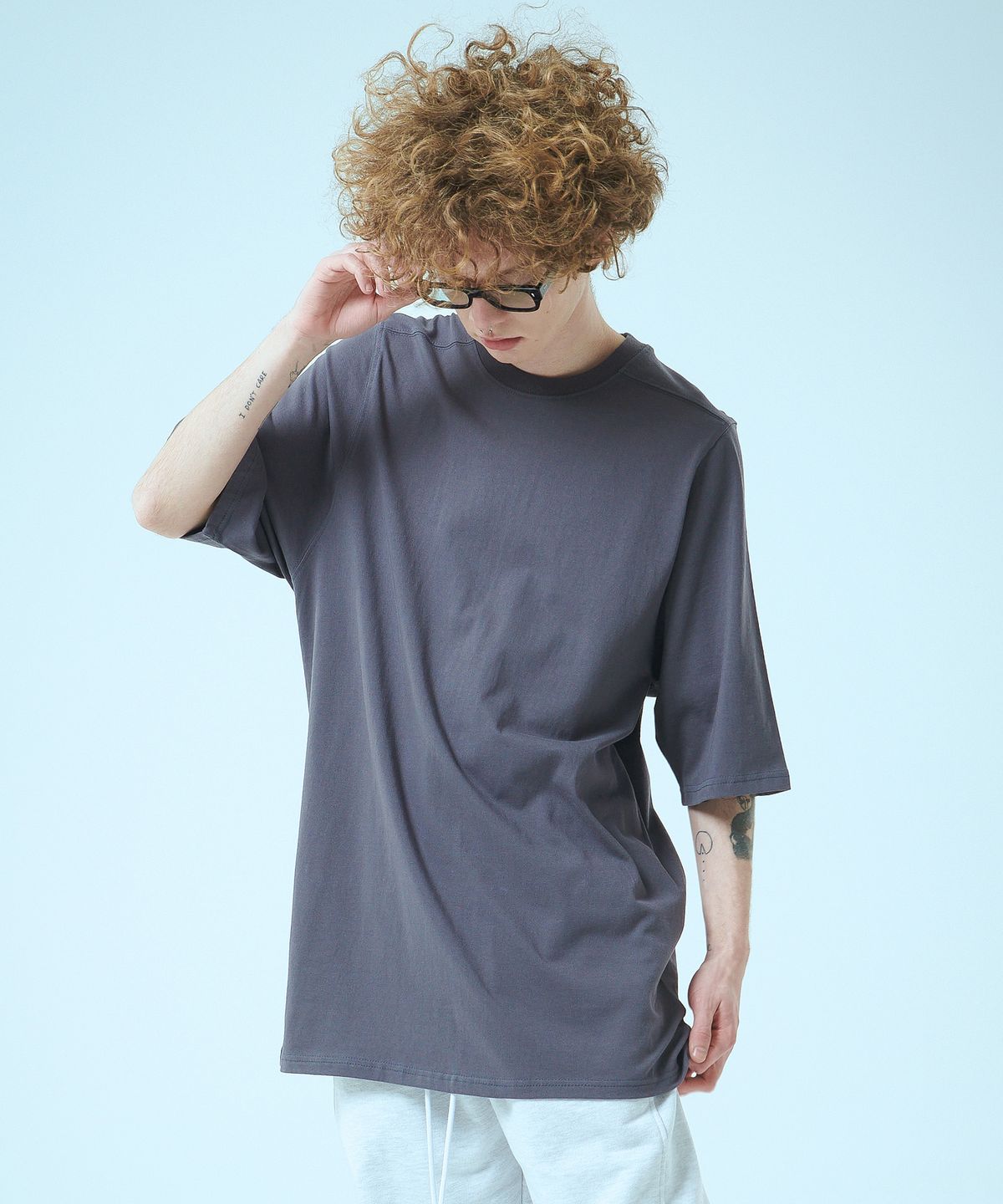 어텐션로우(ATTENTIONROW) 22SS04AT015 아일렛 바이오 오버핏 반팔티  (딥그레이)