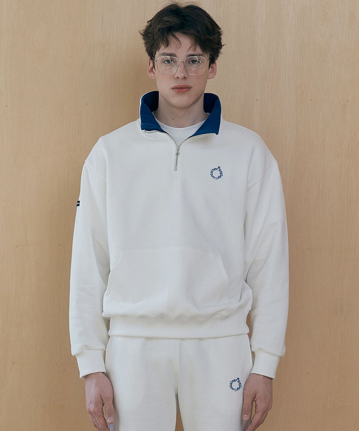 리플레이컨테이너(REPLAY CONTAINER) RC round logo combi half zipup mtm (white)