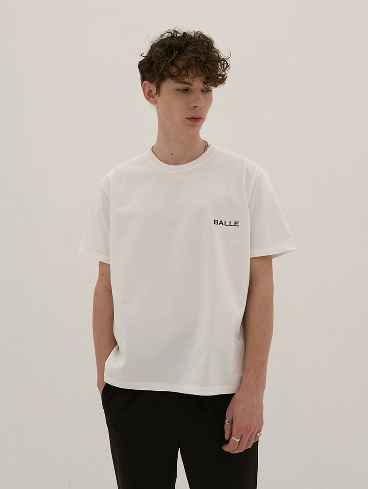 디뮤즈(DEMUSE) [Balle Edition] 세미오버 반팔 티셔츠 (WHITE)