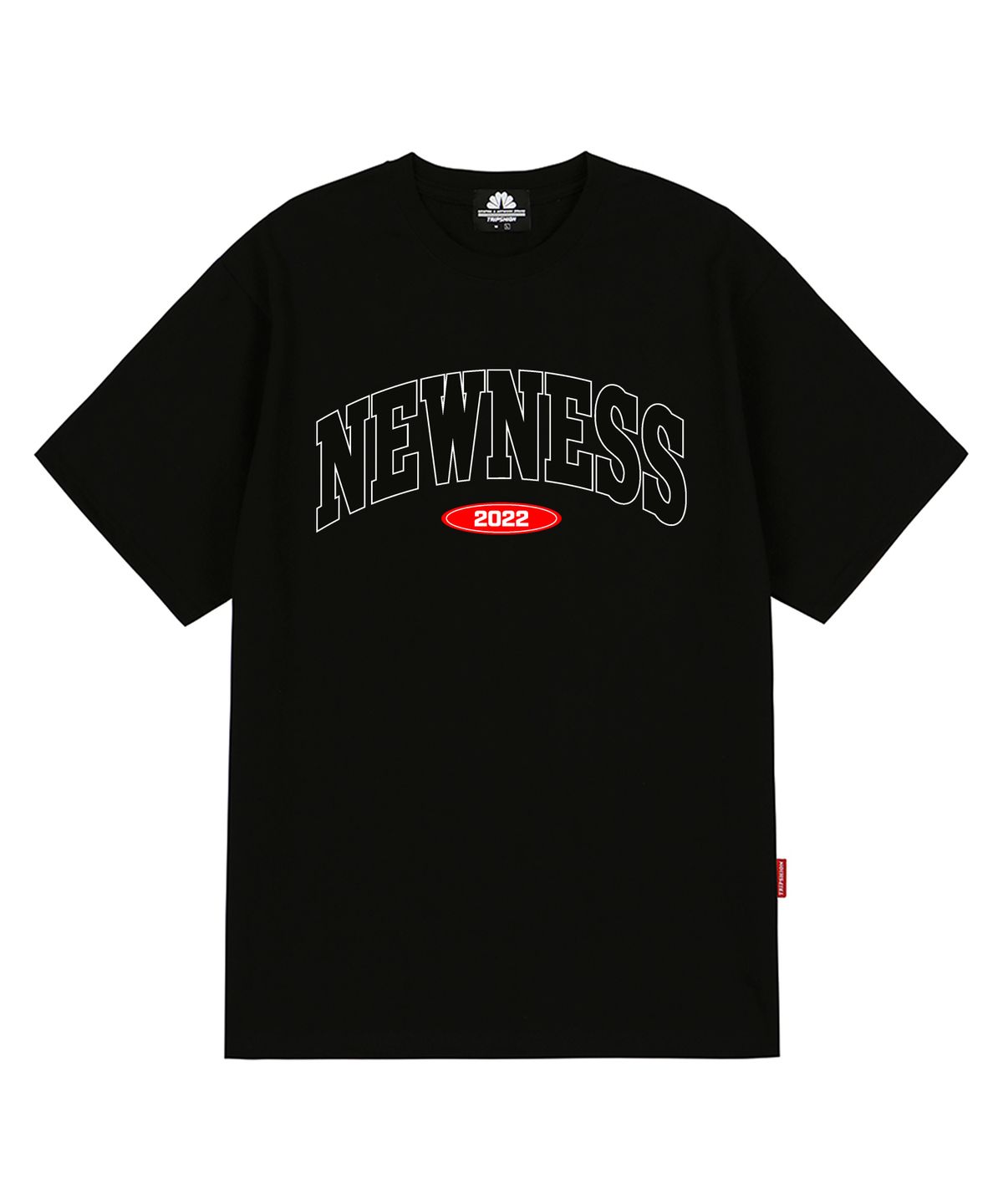 트립션(TRIPSHION) NEWNESS VARSITY LOGO 티셔츠 - 블랙