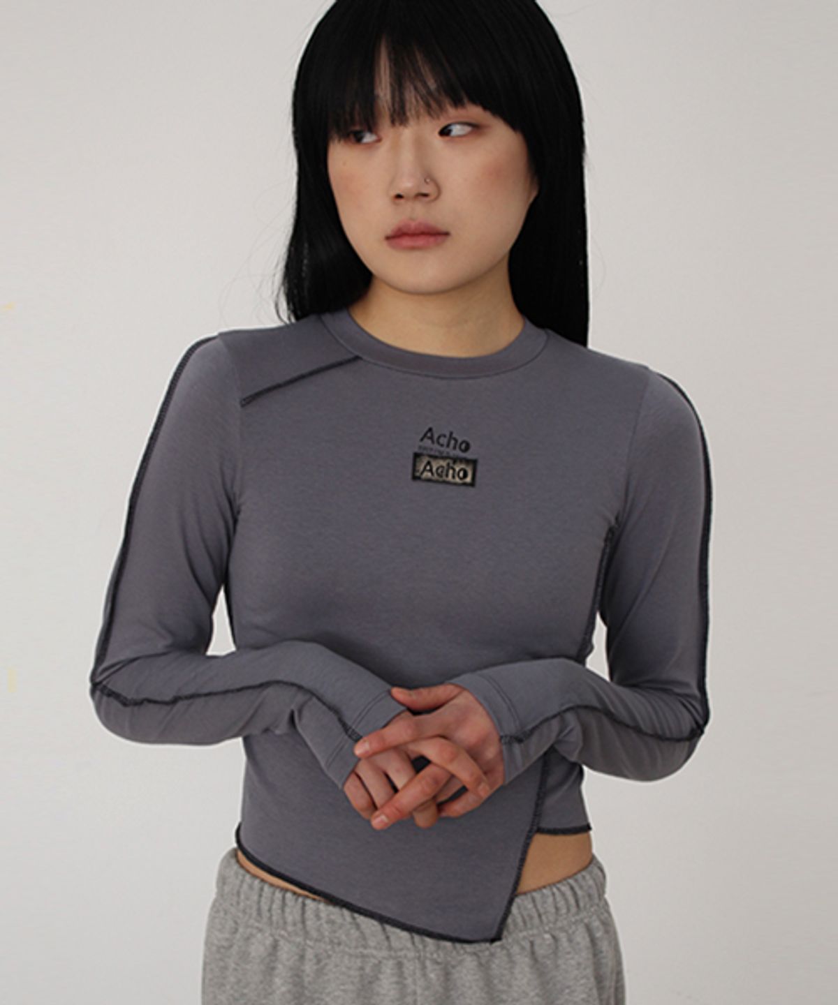 아쵸(ACHO) 사선 언발 핸드메이드 라벨 스판 반크롭티_딥그레이