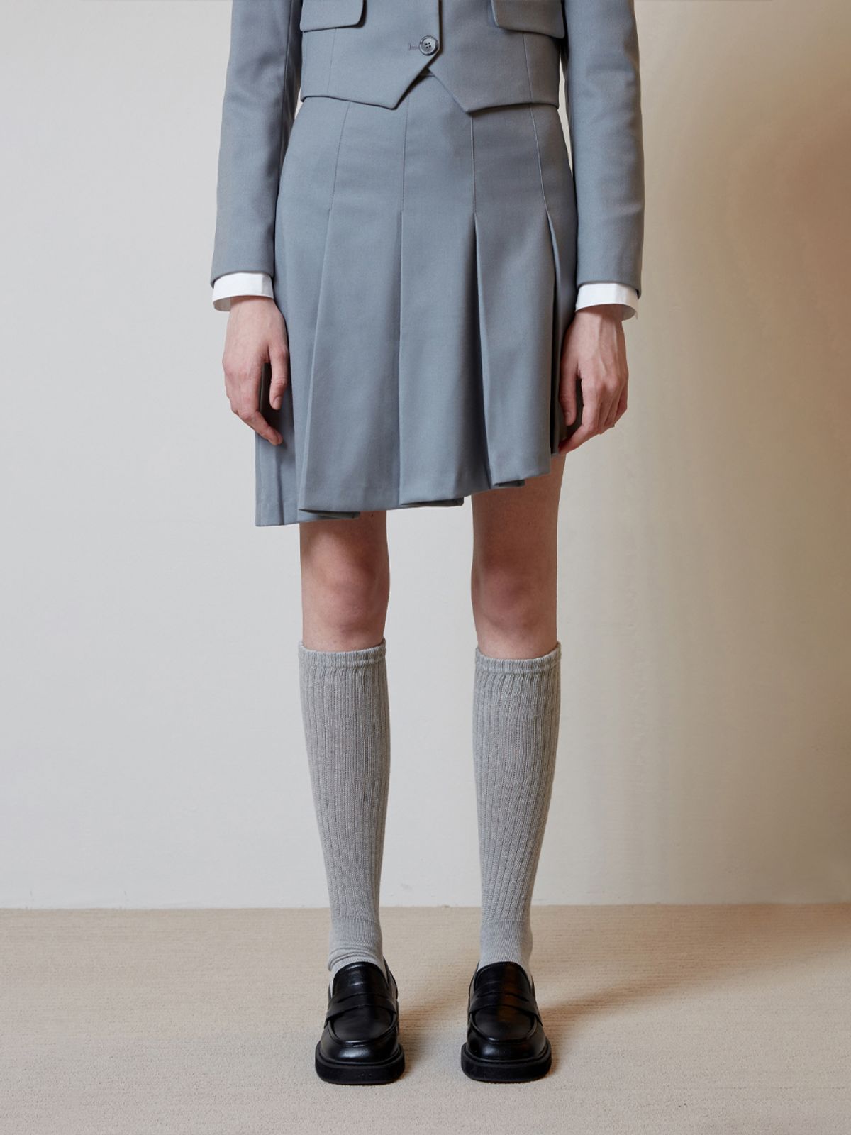 오아이오아이 컬렉션(OIOI COLLECTION) DIAGONAL PLEATS SKIRT [LIGHT GREY]