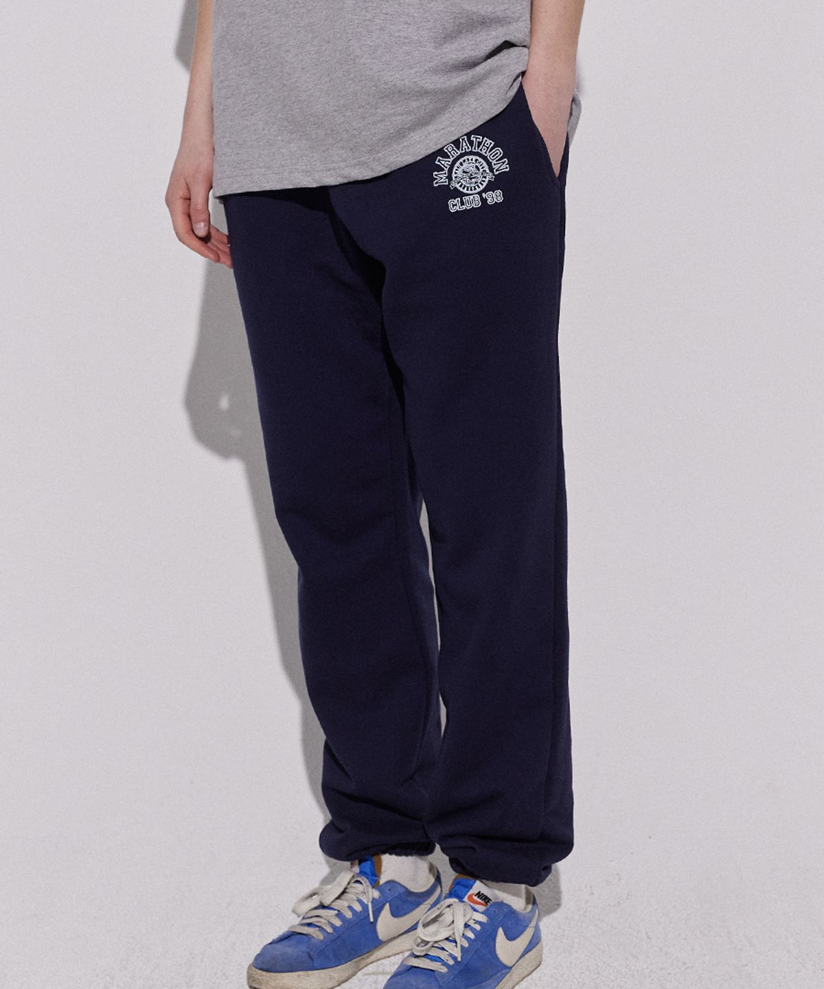 스텝온리(STAFFONLY) CLUB 98 SWEATPANTS (NAVY)