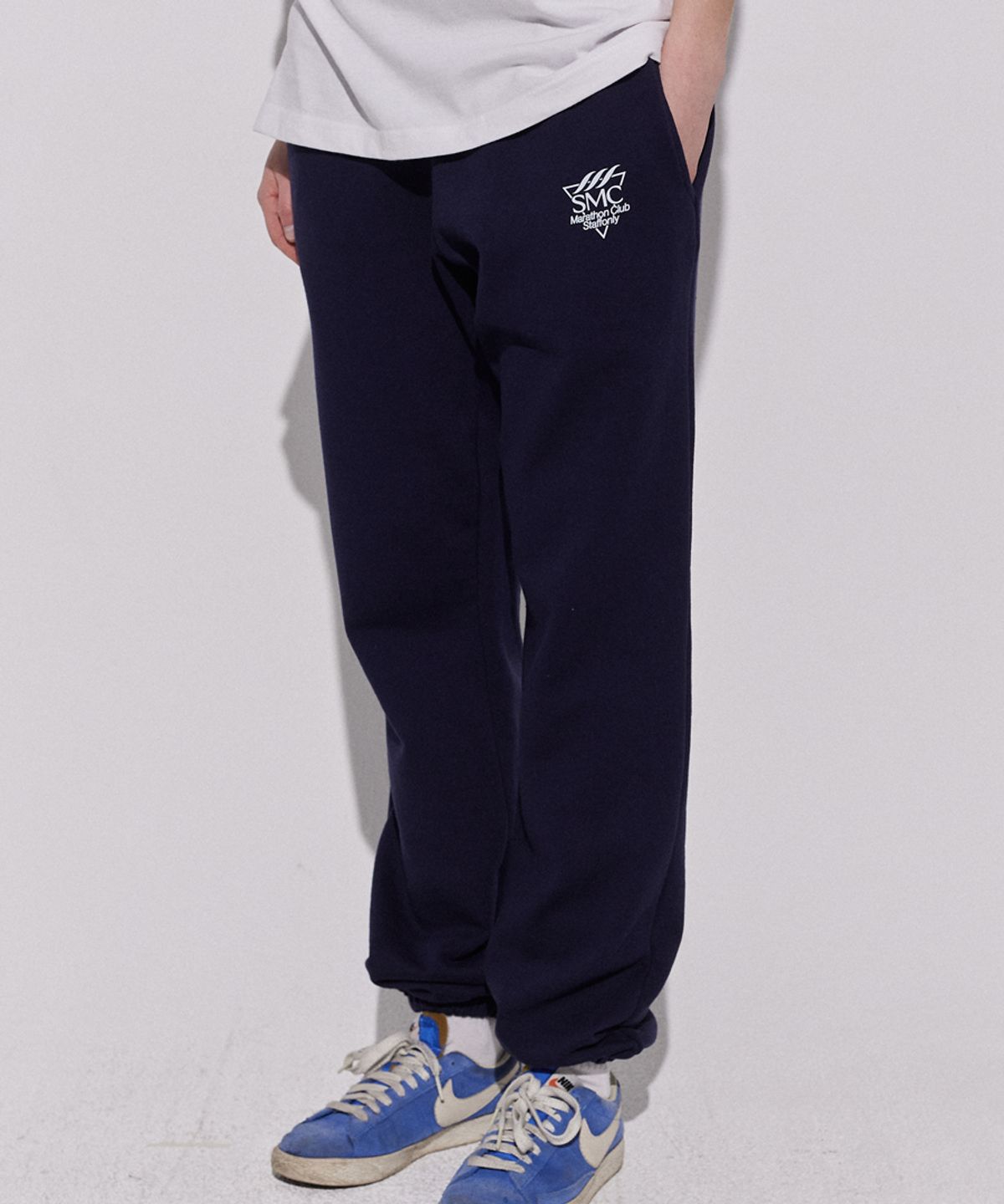 스텝온리(STAFFONLY) TORCHLIGHT SWEATPANTS (NAVY)