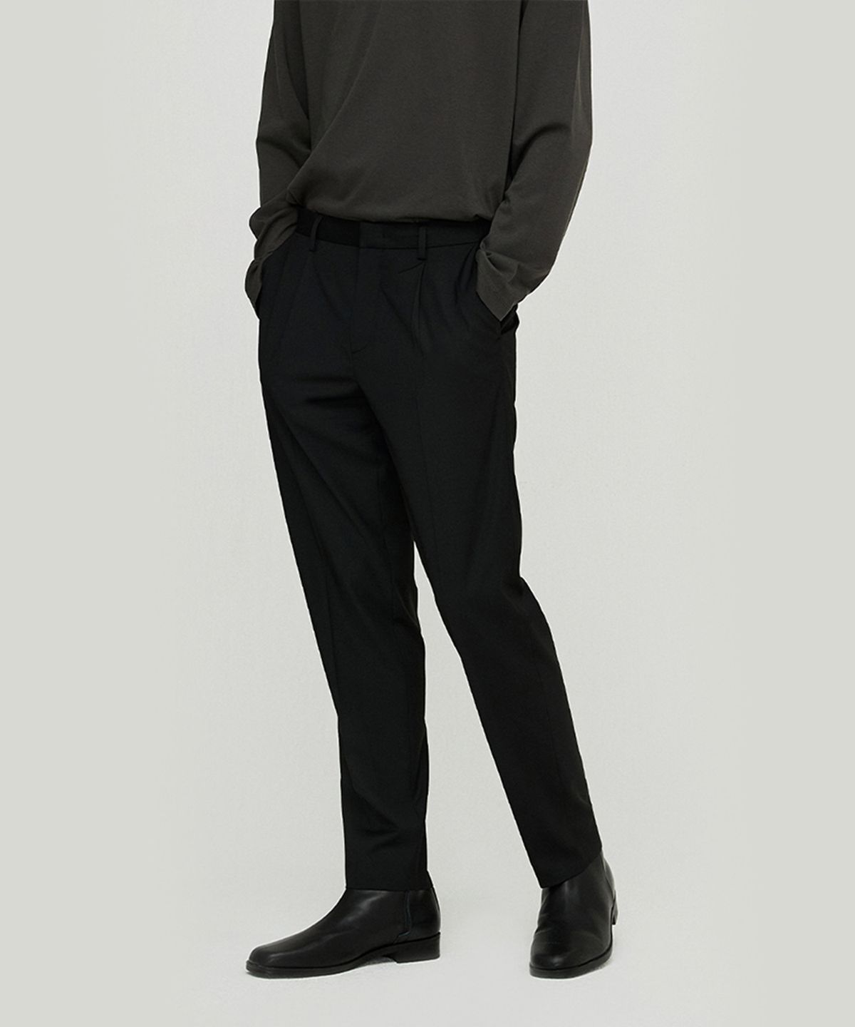 더니트컴퍼니(THEKNITCOMPANY) [SAINT YEAR] 컴포터블 테이퍼드 슬랙스 [블랙]