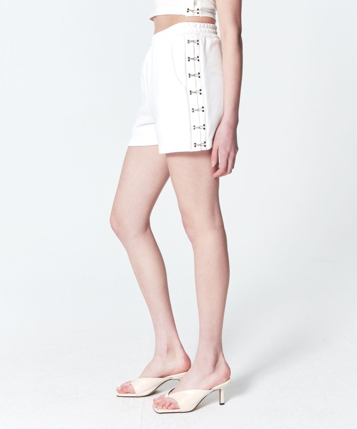 인프랩(INPREP) Hook N Eye Shorts White