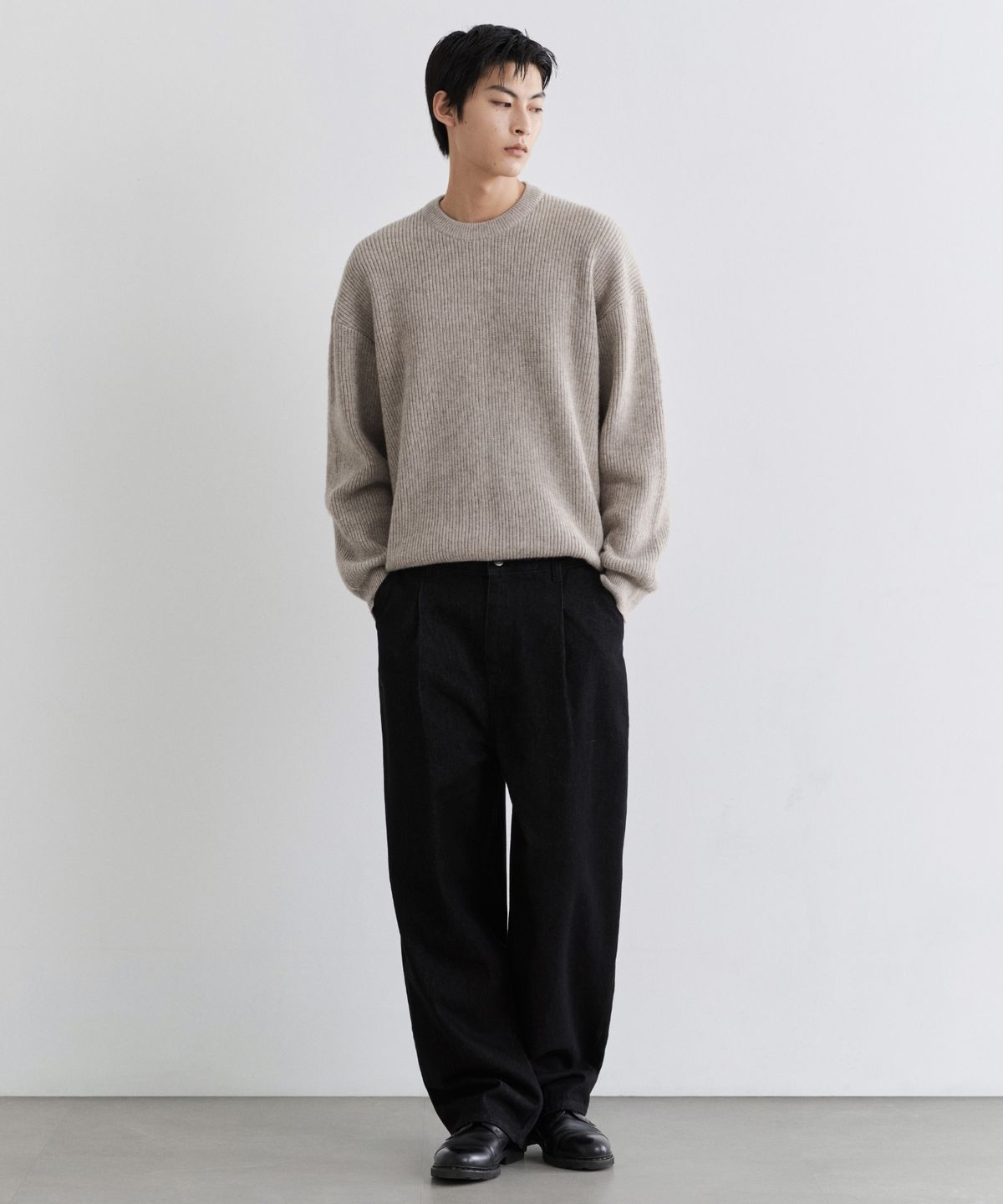 무신사 스탠다드(MUSINSA STANDARD) 원 턱 루즈 테이퍼드 데님 팬츠 [로우 블랙]