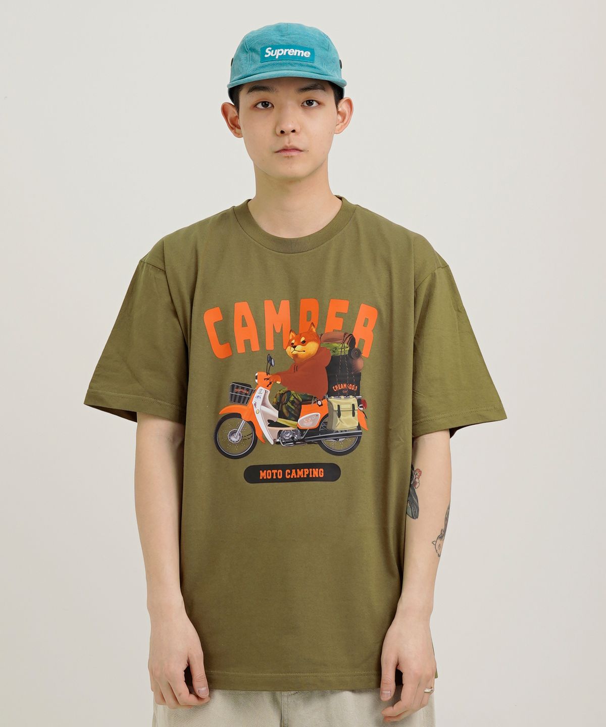 크림소다랩(CREAM SODA LAB) 모토 캠프 반팔티 올리브