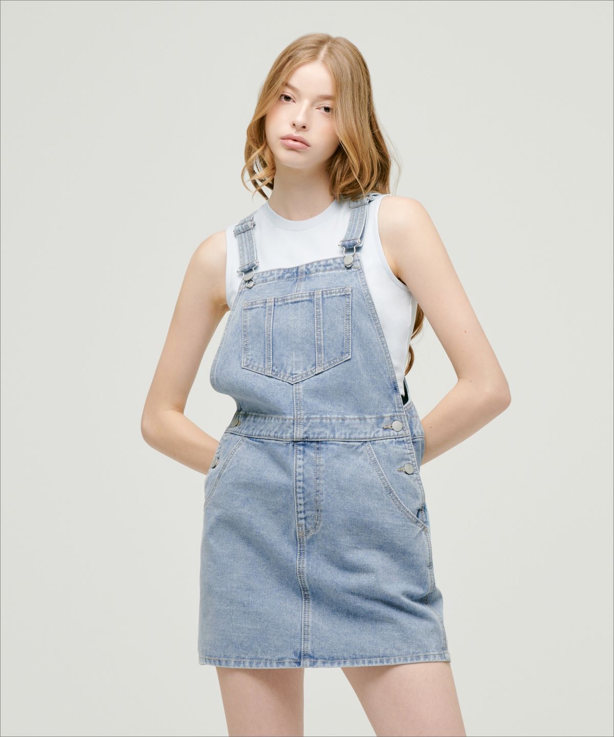 무신사 스탠다드 우먼(MUSINSA STANDARD WOMAN) 우먼즈 데님 오버롤 미니 드레스 [라이트 인디고]