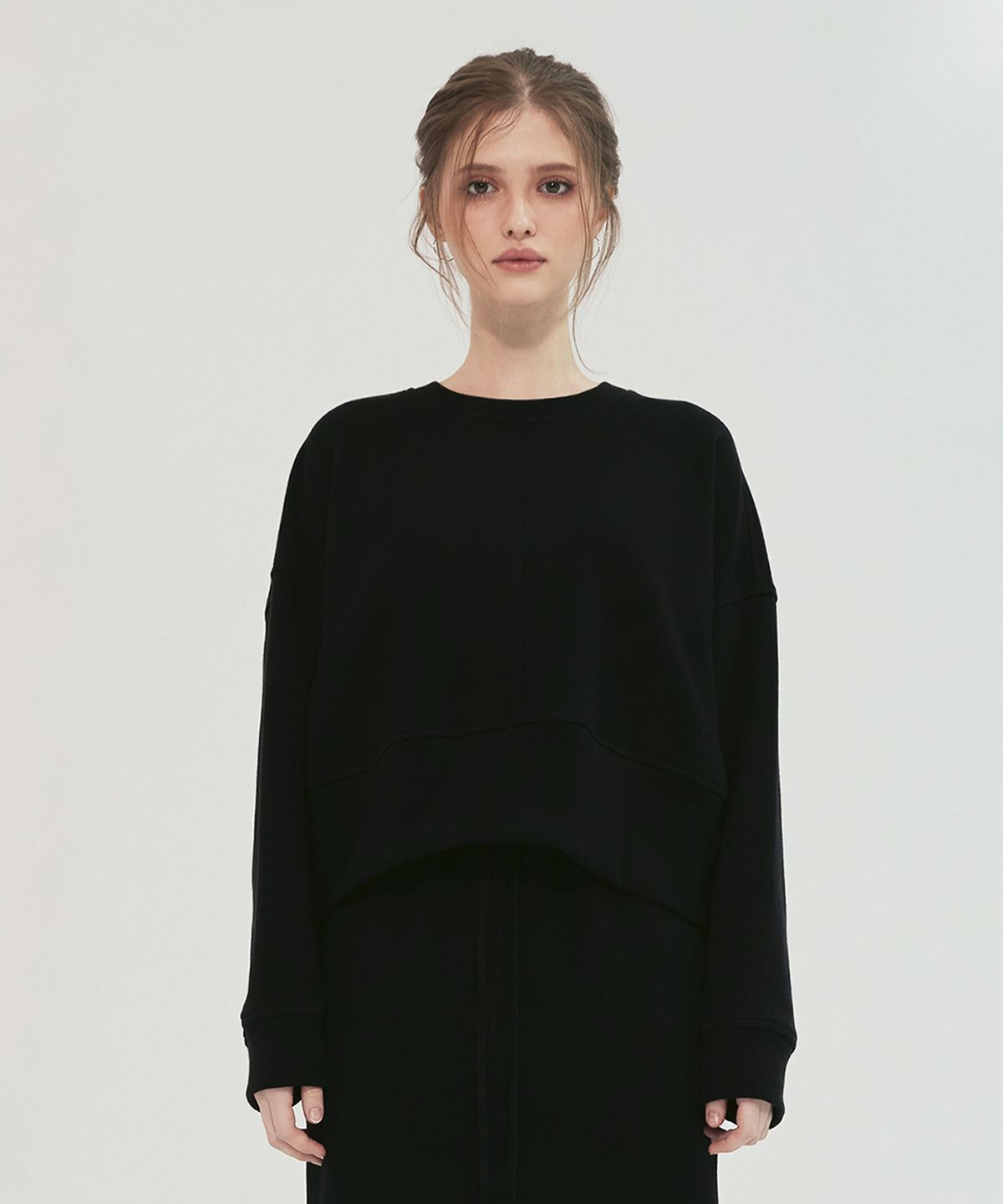 모노포비아(MONOPHOBIA) MONOPHOBIA SHORT SWEATSHIRT WITH CUTTING DETAIL BLACK
