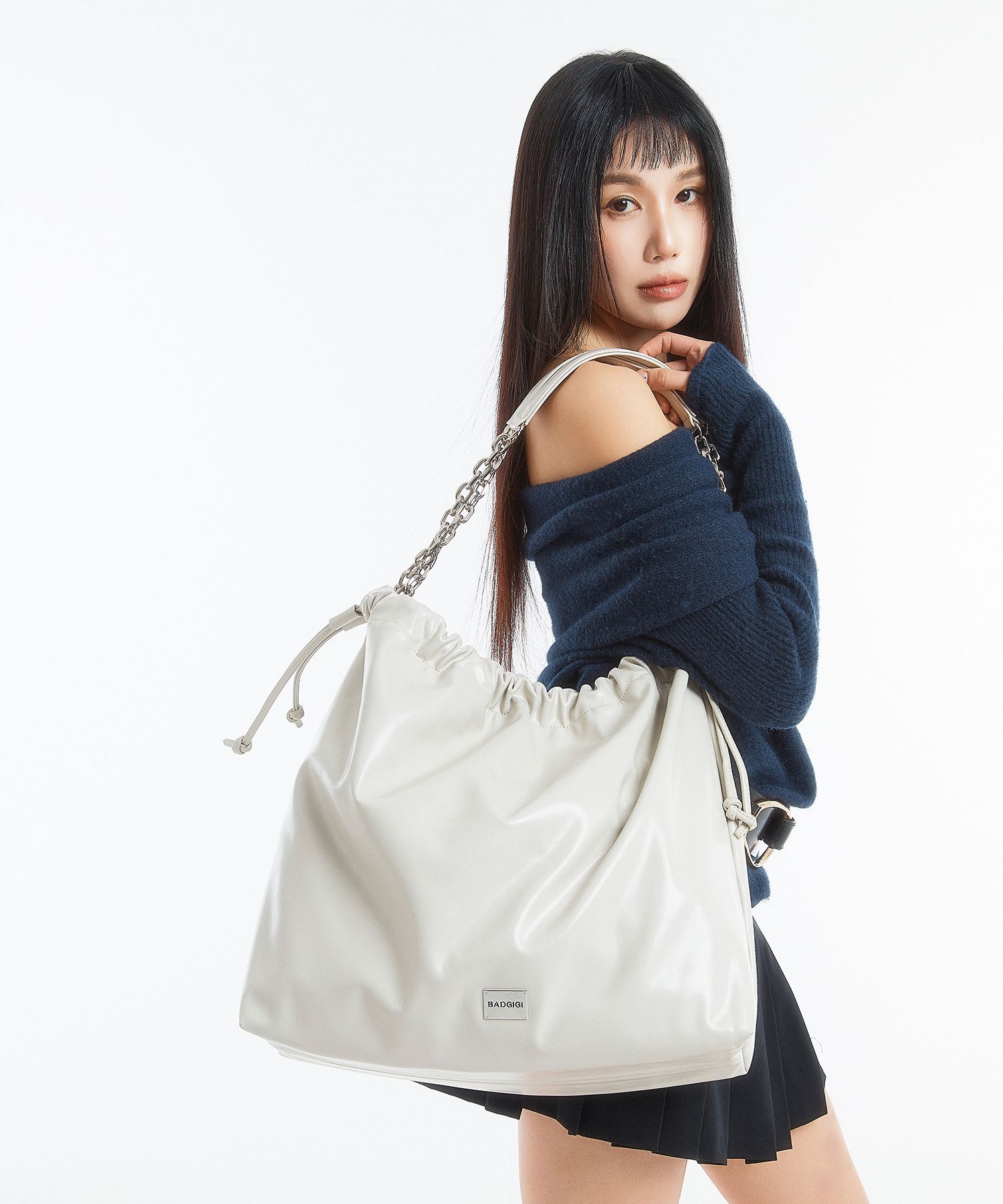 MUSINSA | BADGIGI Chain Trowstring Bag Light Gray