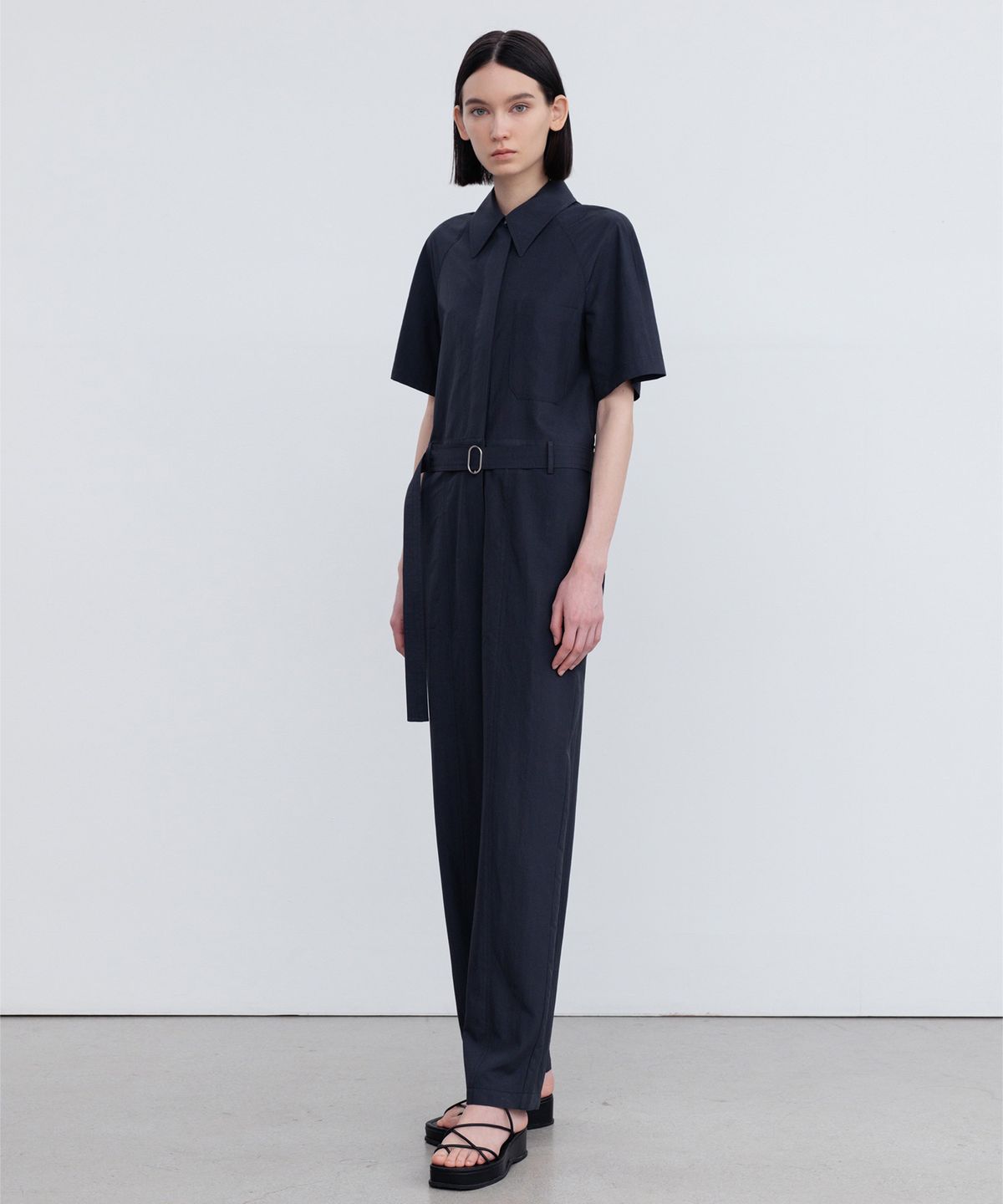 리이(RE RHEE) HIDDEN BUTTON BELTED JUMPSUIT