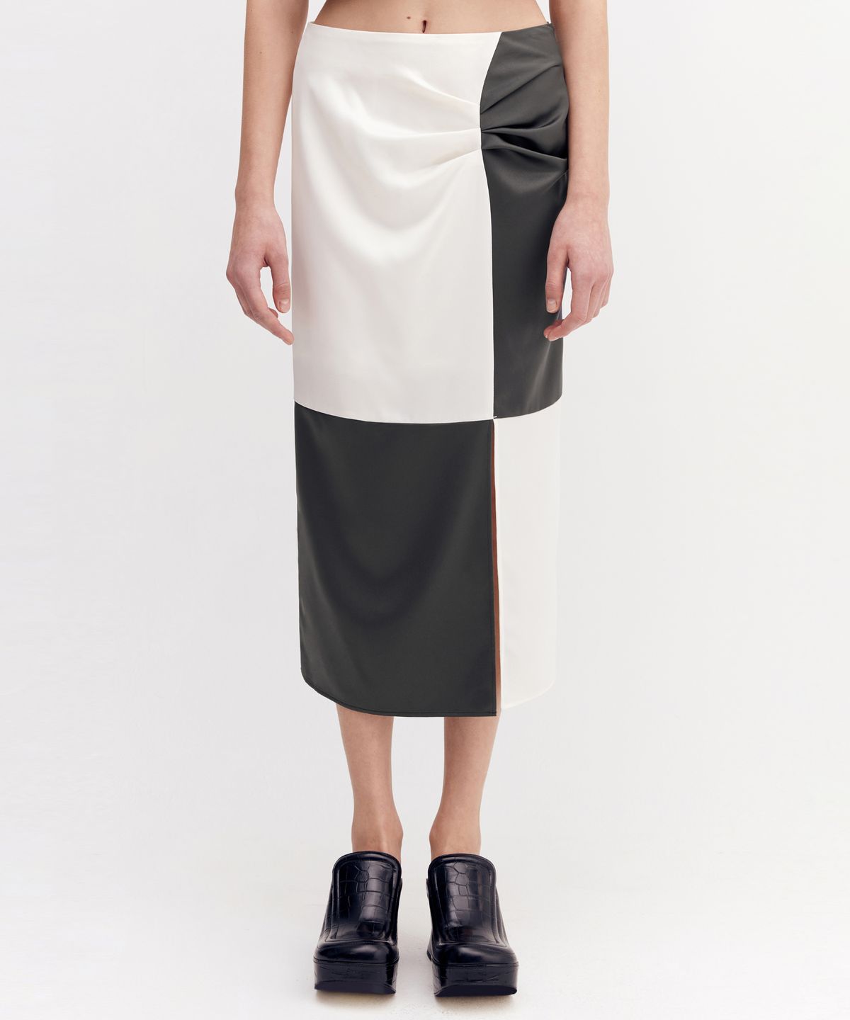 오아이오아이 컬렉션(OIOI COLLECTION) BLOCKING SATIN SKIRT [GREY]