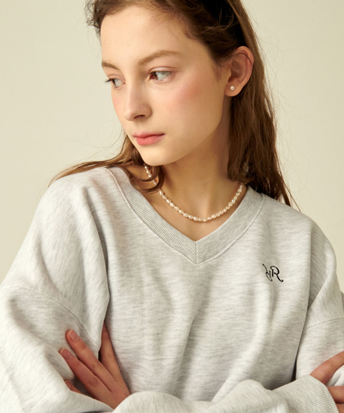 론론(RONRON) V NECK CROP SWEATSHIRT WHITE MELANGE