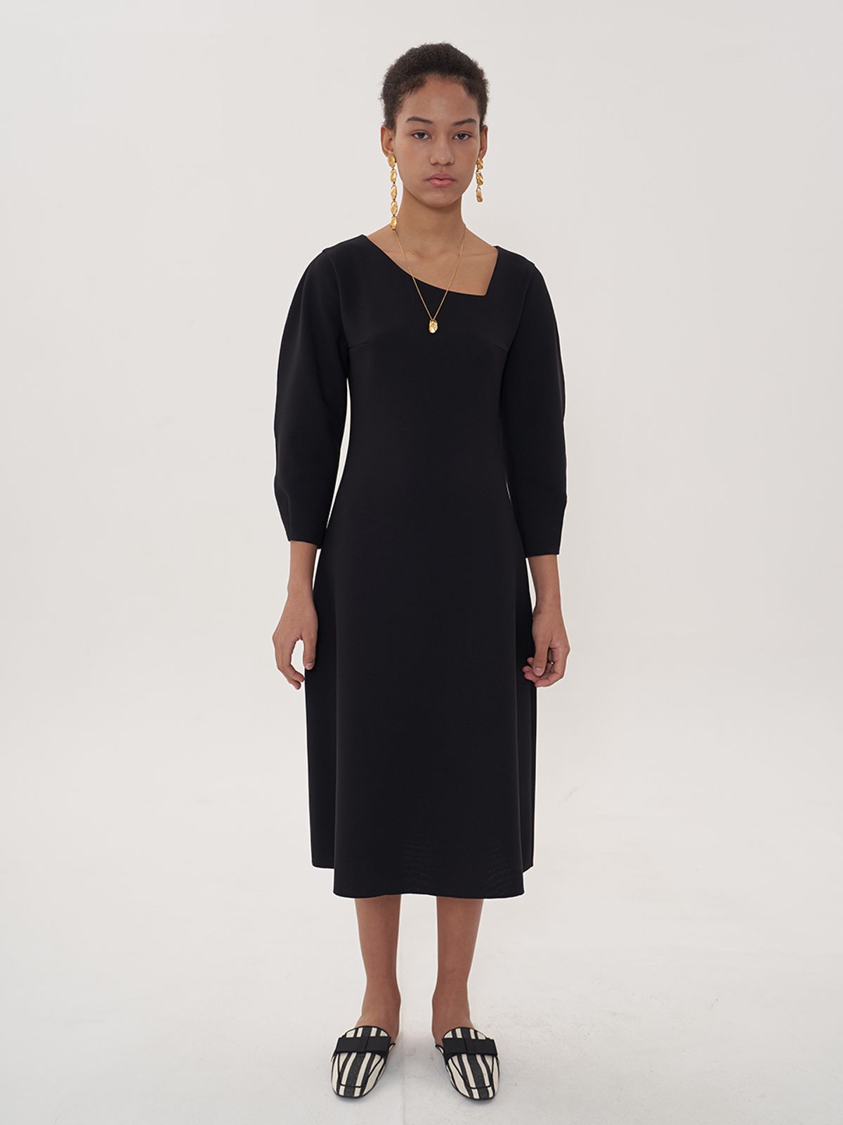 비먼(VIMUN) signature v-neck dress_black