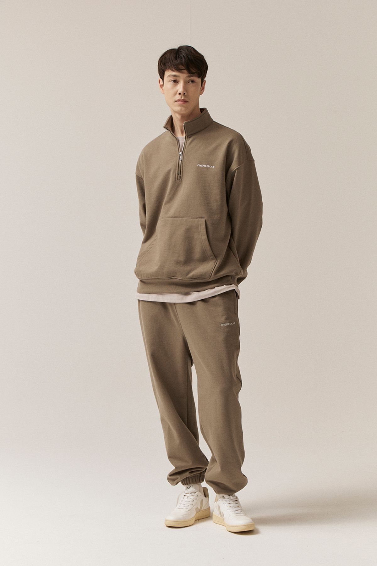 호웨어(HOWEAR) 워드마크 조거팬츠 - 카키