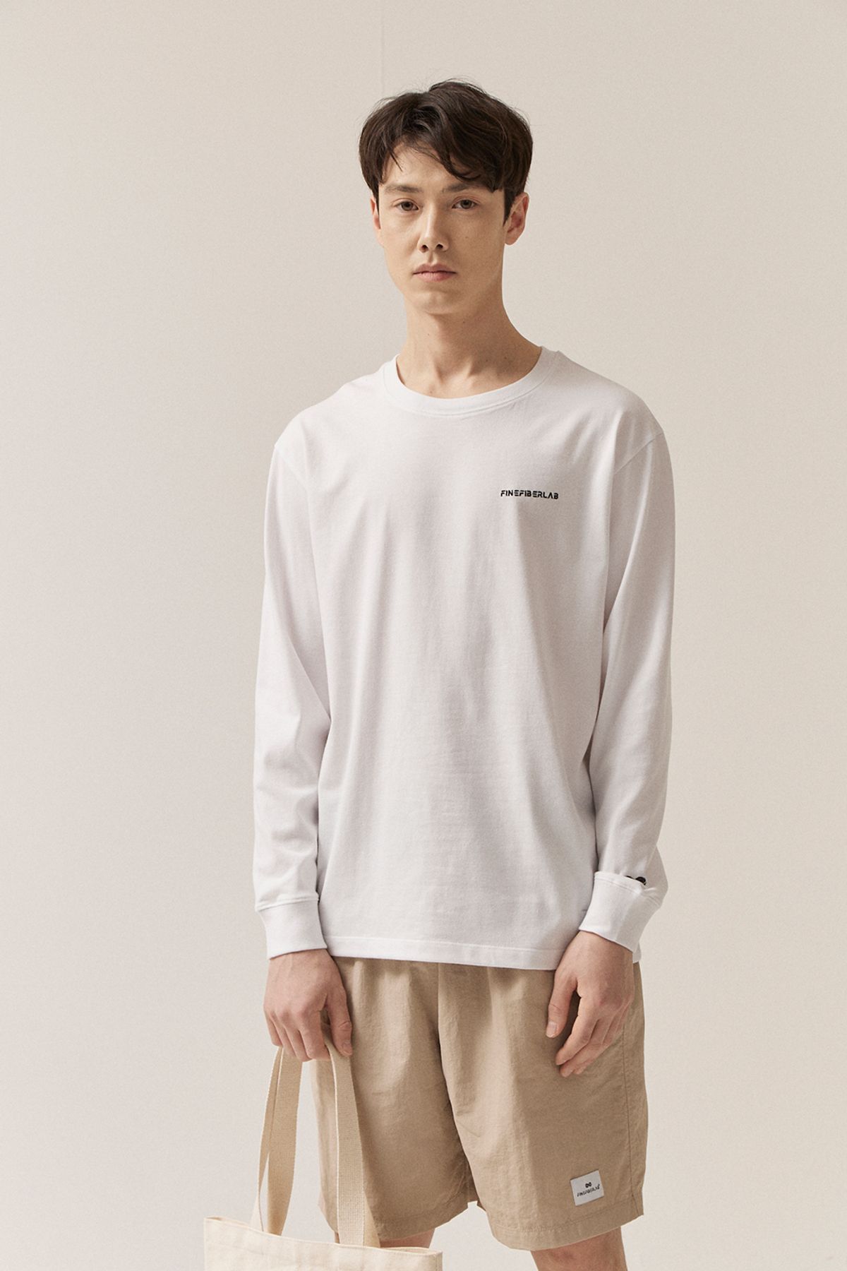 호웨어(HOWEAR) 워드마크 긴팔 티셔츠 - 화이트