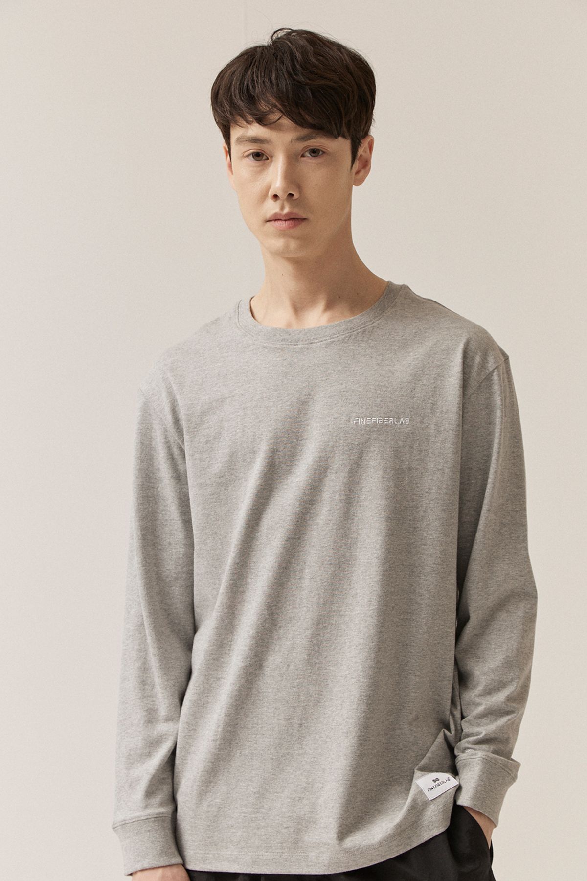 호웨어(HOWEAR) 워드마크 긴팔 티셔츠 - 그레이