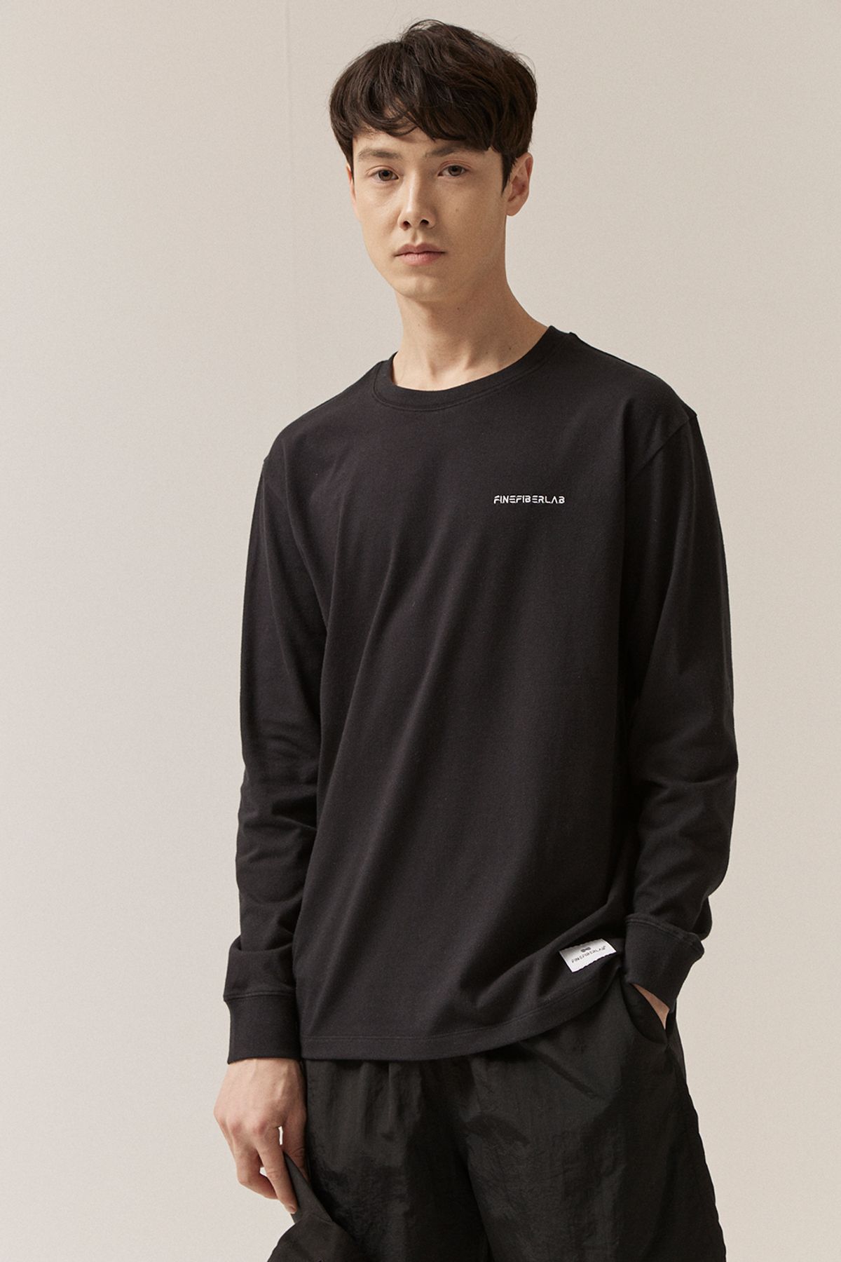 호웨어(HOWEAR) 워드마크 긴팔 티셔츠 - 블랙