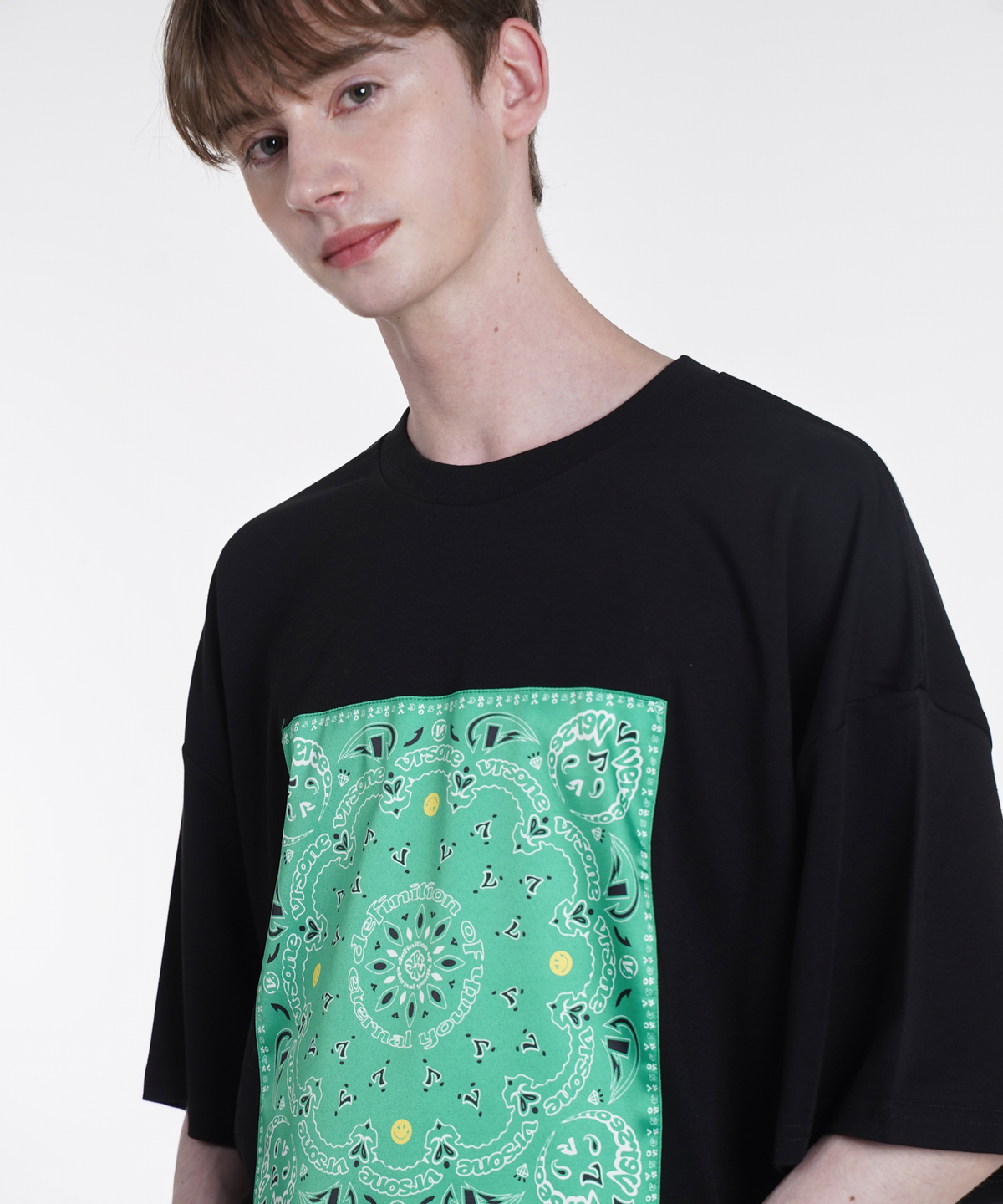 벌스원(VERSE ONE) PAISLEY LOGO BANDANA T-SHIRTS BLACK/GREEN