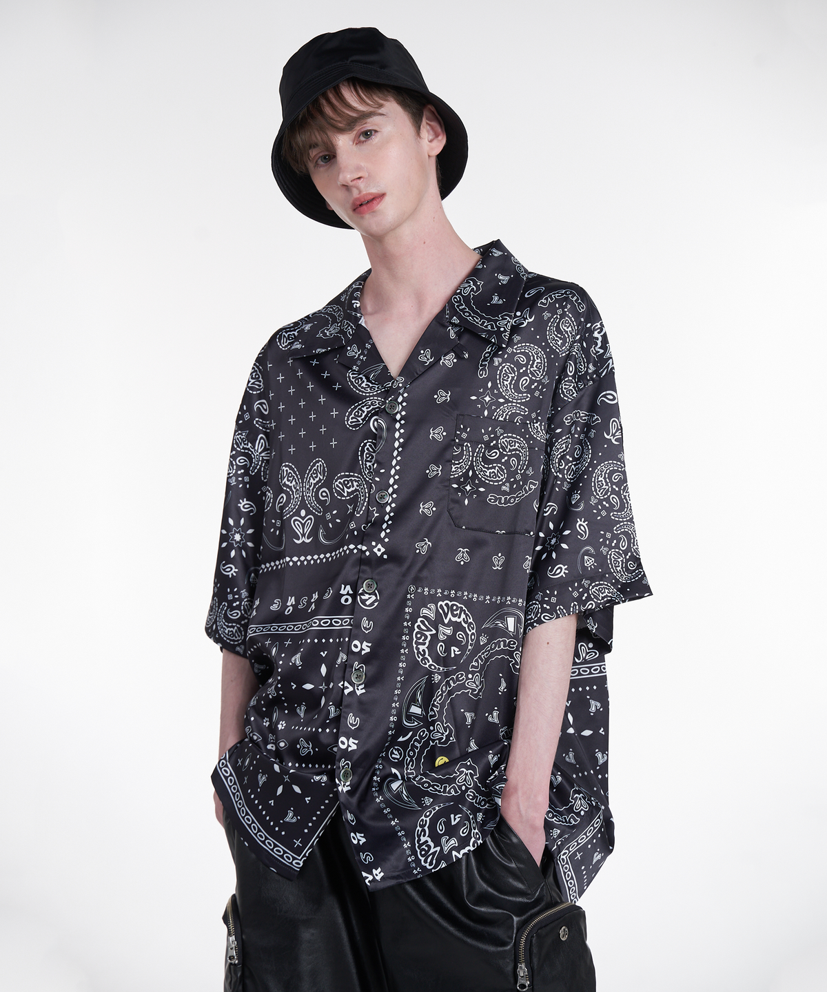 벌스원(VERSE ONE) OVER FIT PAISLEY S/S SPANDEX SHIRTS BLACK