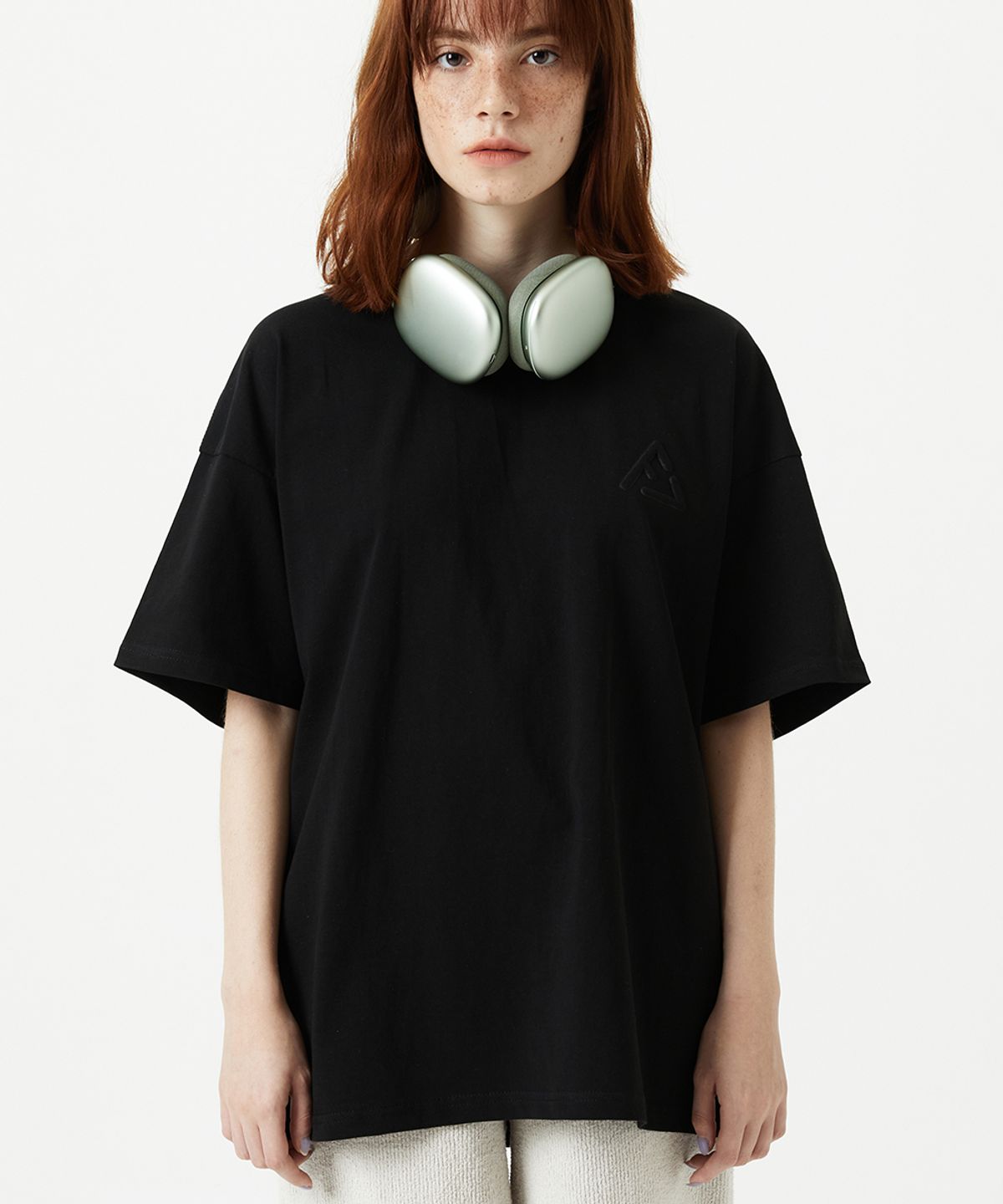 퓨처랩(FUTURE LAB) EMBOSSED LOGO T-SHIRTS - BLACK