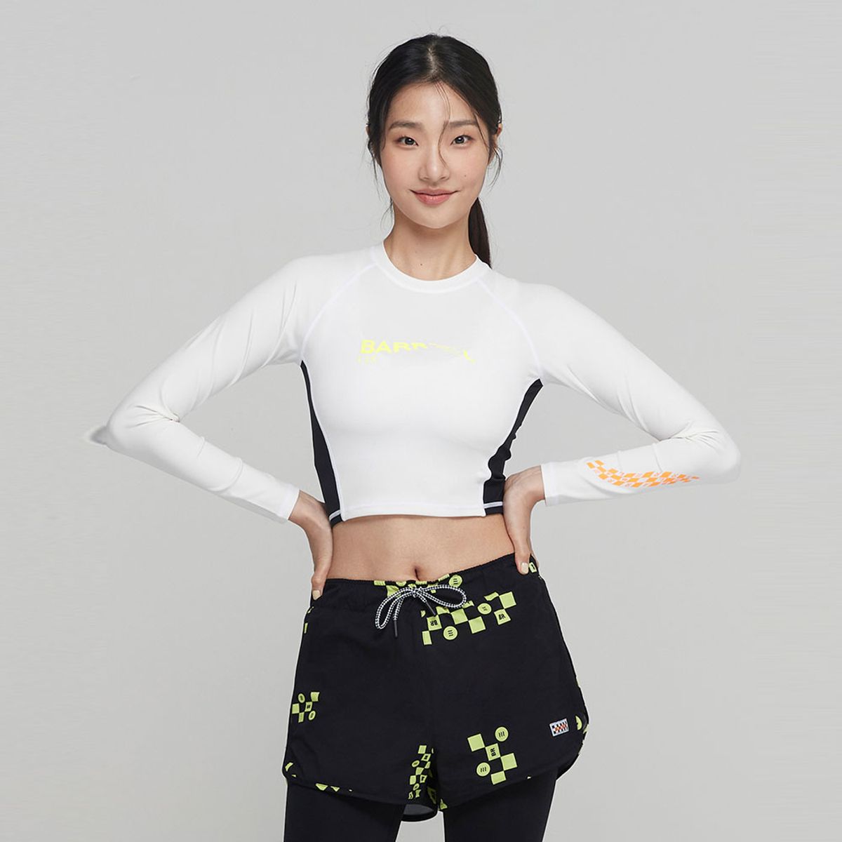 배럴(BARREL) 우먼 무브 크롭 래쉬가드 오프화이트 (BI2WWRG06OWT)