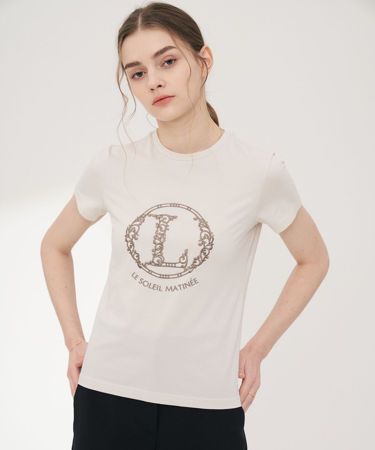 르쏠레일마띠네(LE SOLEIL MATINEE) Embroidery L Crew Short Sleeve[GREIGE]