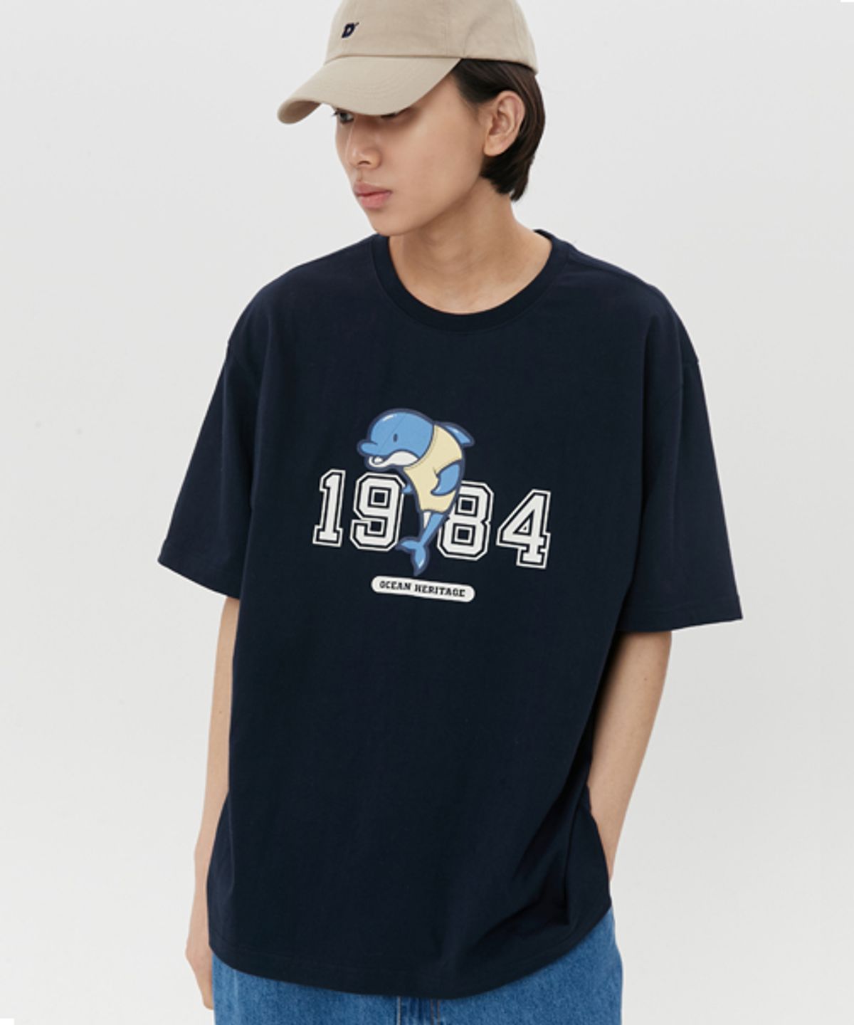 돌핀웨이브어패럴(DOLPHIN WAVE APPAREL) 돌핀 1984 그래픽 티셔츠