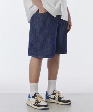 버뮤다 와이드 원턱 워시드 데님 쇼츠 딥인디고