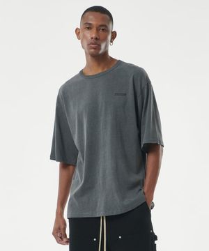 22SS06AT015 시그니처로고 프린트 피그먼트 레귤러 오버핏 반팔 (다크그레이)